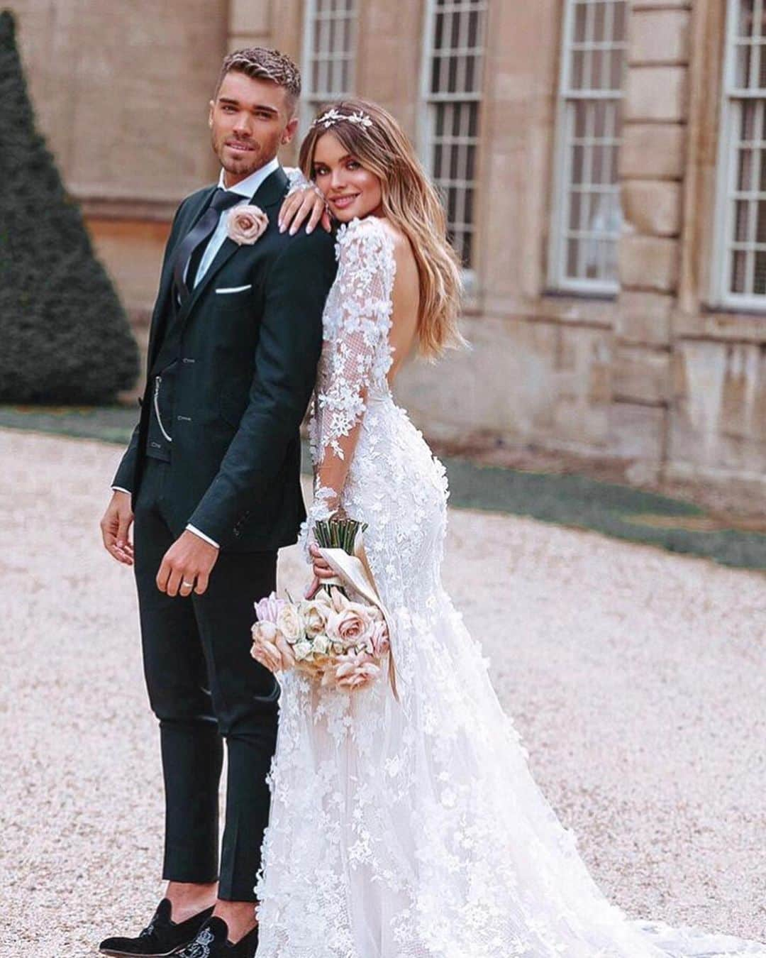 Wedding ?さんのインスタグラム写真 - (Wedding ?Instagram)「Beautiful wedding 💗💗💗 bride @chloelloyd groom @joshcuthbert dress @galialahav  ph @annafowlerphotog MUA @nikki_makeup . . . . . . . . .  #dress #makeup #hairstyle #vestido #weddingdecor #decoracaocasamento #justmarried #weddingtrends #wedding #bride #bridetobe #noiva  #vestidodenoiva #weddingdress #weddinggown  #casamento #honeymoon #luademel #destinationwedding#weddinginspiration」8月9日 18時16分 - weddingideas_brides