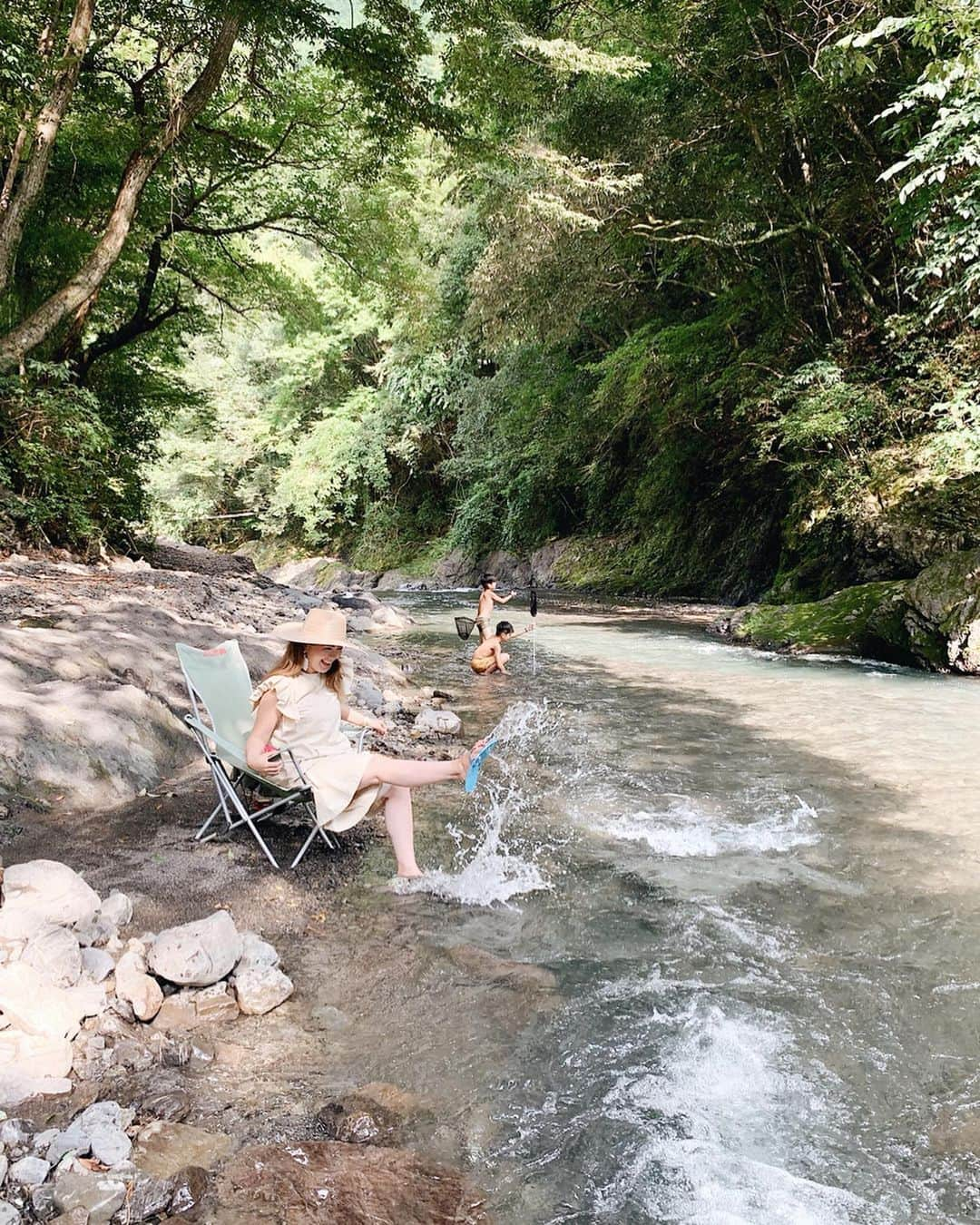 misatoさんのインスタグラム写真 - (misatoInstagram)「♡︎ʾʾ 釣り堀で釣ったアマゴ🐟✨🎣 . 灼熱地獄の中 やっと3匹釣れて(1竿につき3匹) おじさんに焼いてもらっている間に 横の川で遊んだよ♡ ※いつものヤマメ釣りより 火力が弱かったのか 骨丸ごとは食べられず😭💔 . 木陰もあってお水も綺麗で 過ごしやすい‼︎✨ 予約すればBBQもできるらしい👏🍖✨ 子連れにはありがたいなぁ♡ . . 基本、川岸にチェアを置いて ほとんど動かない私が動いた綺麗な川です🏞🎣😂 . #丸顔の休日#夏休み#丸顔親子 #丸顔しぞーか#川遊び#川#アマゴ#蟹#蟹採り#小学生#キッズ水着 #静岡市#静岡観光#swimwear#summer#ootd#zarakids#zaraboys#兄弟リンクコーデ #兄弟#静岡#オクシズ#ママコーデ#アラフォーママ#ママファッション#安倍藁科川漁業協同組合 #ポータブル扇風機#キッズモデル#kidsmodel#静岡グルメ#静岡観光」8月9日 18時16分 - leialoha319