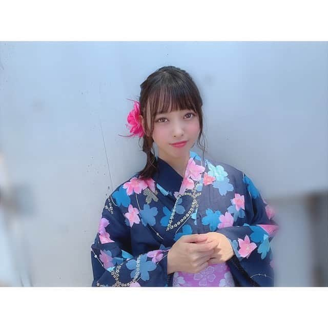 石田みなみさんのインスタグラム写真 - (石田みなみInstagram)「握手会1日目ありがとうございました🌸﻿ ﻿ 今年は浴衣を着る機会が多くて﻿ めちゃめちゃうれしいです👘💗﻿ ﻿ いろんな色や柄の浴衣﻿ そして、いろんなヘアアレンジに﻿ 挑戦してみたいな💭❤️﻿ ﻿ #STU48 #charmingtrip﻿ #Stucharmingtrip #石田みなみ #個別握手会 #幕張メッセ #浴衣 #ゆかた #浴衣ヘア #浴衣ヘアアレンジ  #浴衣女子 #髪飾り #花 #👘 #🌷」8月9日 18時22分 - ishida.minami_373