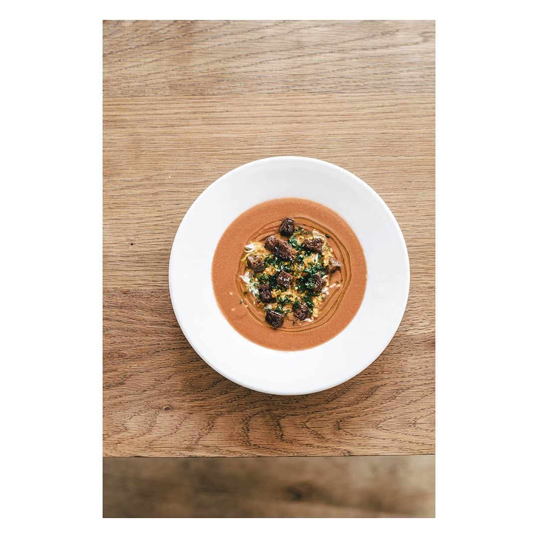 The Modern Houseさんのインスタグラム写真 - (The Modern HouseInstagram)「Chef Ed Wilson of Brawn restaurant on Columbia Road makes refreshing gazpacho to cool off in the summer sun. Link in our bio for the recipe @brawn49 @edjwilson」8月9日 18時22分 - themodernhouse