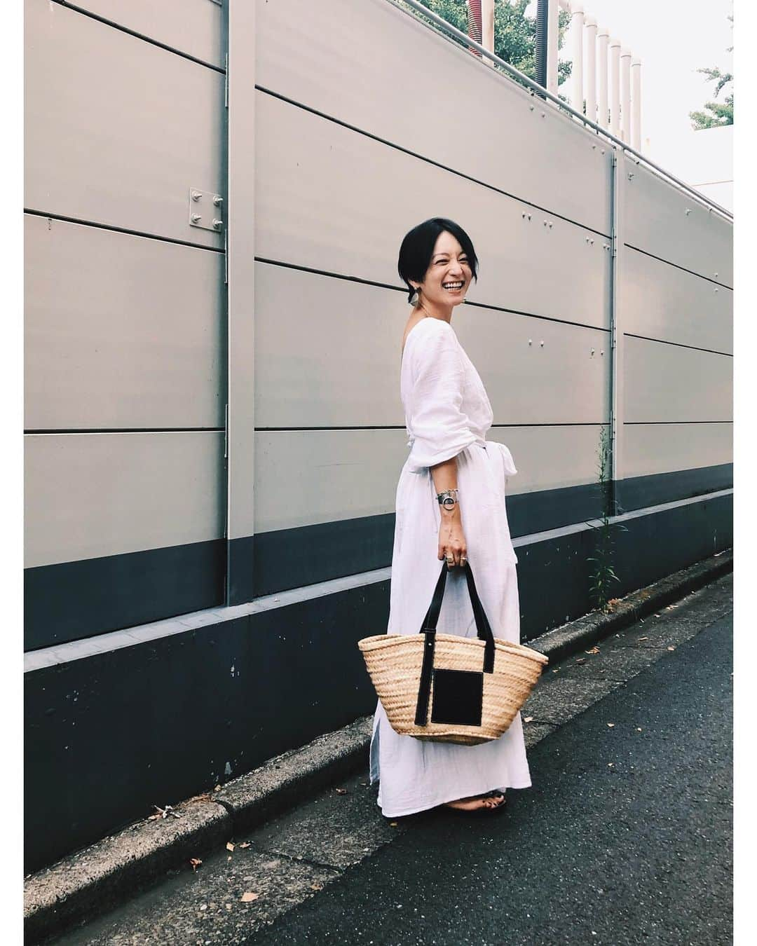 高山都さんのインスタグラム写真 - (高山都Instagram)「今日の取材撮影は私服で。 ヘアメイクは仲良しまりこちゃん @marikonoheya 柔らかく女っぽく仕上げてくれてありがとう♡ ワンピースは @etretokyo この夏ヘビロテや。 #都ふく ふと、空き時間にストーリーズで久しぶりに質問コーナーやってみました。 色んなコメントがたっくさん届いてますが…マイペースにお返事させてください。」8月9日 18時26分 - miyare38