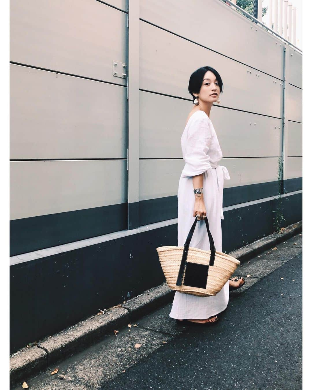 高山都さんのインスタグラム写真 - (高山都Instagram)「今日の取材撮影は私服で。 ヘアメイクは仲良しまりこちゃん @marikonoheya 柔らかく女っぽく仕上げてくれてありがとう♡ ワンピースは @etretokyo この夏ヘビロテや。 #都ふく ふと、空き時間にストーリーズで久しぶりに質問コーナーやってみました。 色んなコメントがたっくさん届いてますが…マイペースにお返事させてください。」8月9日 18時26分 - miyare38