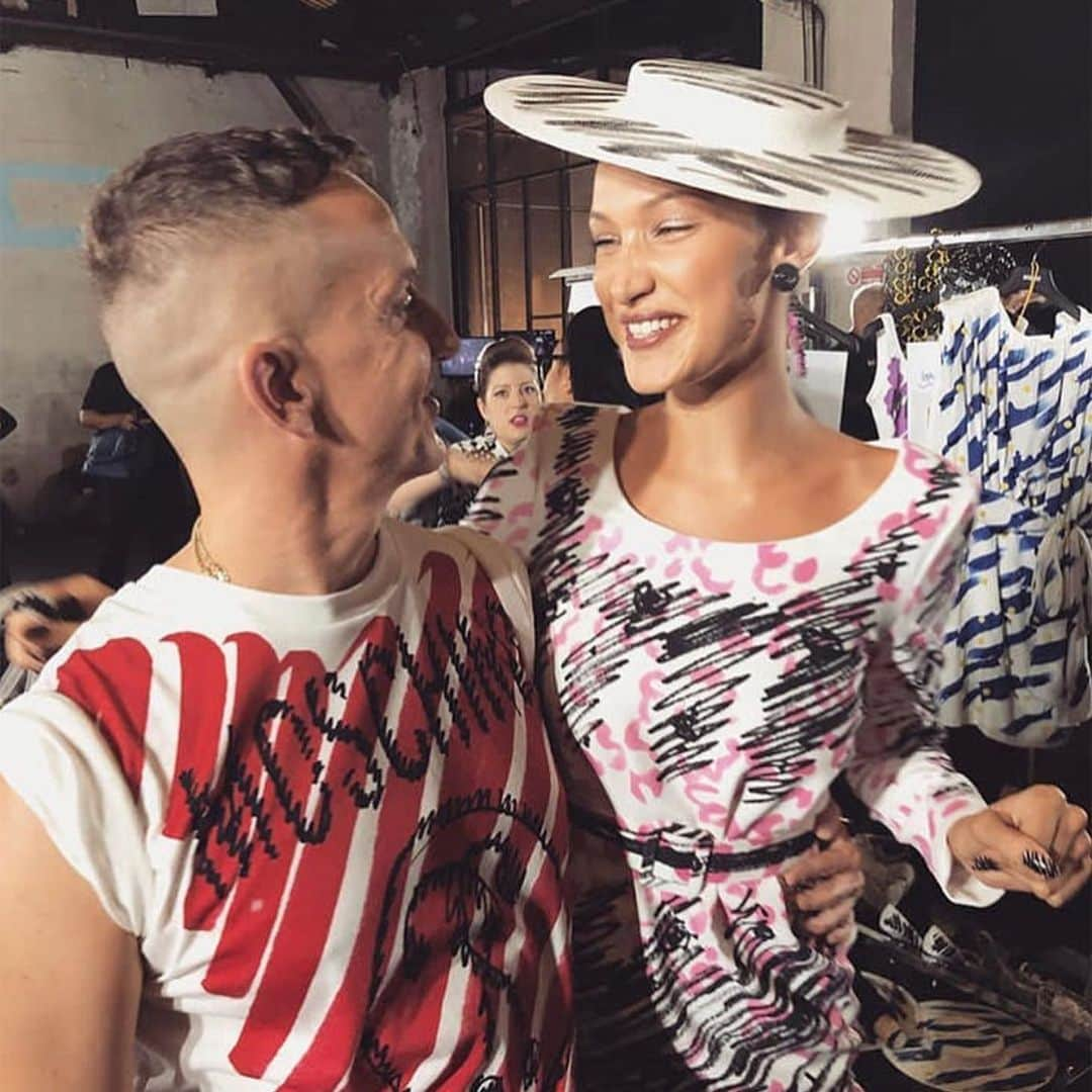 Moschinoさんのインスタグラム写真 - (MoschinoInstagram)「💕🎈 #Repost @bellahadid ・・・ 🥂🍬🍭🌸💕HAPPY BIRTHDAY Jer🐻 !!! Thank you for everything that you are ! Thank you for all of the joy that you bring to not only me, but the whole world of fashion. I am so grateful to be able to watch you work and be yer friend 💕Blessings all year. Love You!! @itsjeremyscott #jeremyscott #bellahadid」8月9日 18時36分 - moschino