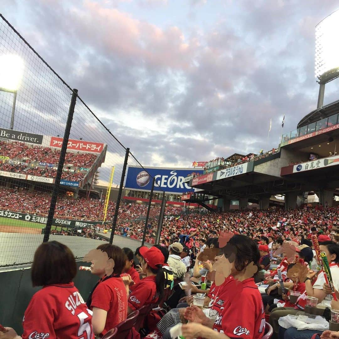 掛貝梨紗さんのインスタグラム写真 - (掛貝梨紗Instagram)「昨夜は、愛するカープ⚾︎の応援の為、広島のズームズームへ♡ 汗だくで観戦😂😂 ビールとかき氷とタピオカミルクティ、買いに行ったよ(笑) I went to a japanese professional baseball game with my family last night in Hiroshima, Japan. My seat was in the second row from the Carp dugout！That’s the best seat ever👍 #カープ #広島 #マツダスタジアム #マツダズームズームスタジアム #日本プロ野球 #8月8日 #denaベイスターズ #カープ勝利 #野村祐輔 #野球観戦 #汗だく観戦 #夏休み #ナイトゲーム #日本の夏 #カープベンチ #ベンチ真裏 #楽しかった #夏休み #お弁当はむすびのむさし #むすびのむさし #定番 #カープうどん食べたかった #苺ごおり #ゼロイチ」8月9日 18時31分 - kakelisa