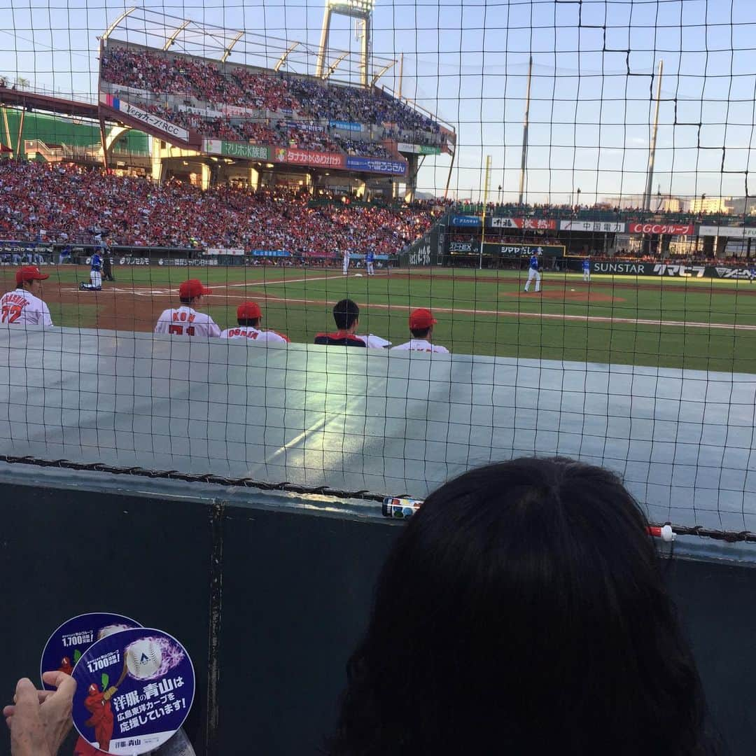 掛貝梨紗さんのインスタグラム写真 - (掛貝梨紗Instagram)「昨夜は、愛するカープ⚾︎の応援の為、広島のズームズームへ♡ 汗だくで観戦😂😂 ビールとかき氷とタピオカミルクティ、買いに行ったよ(笑) I went to a japanese professional baseball game with my family last night in Hiroshima, Japan. My seat was in the second row from the Carp dugout！That’s the best seat ever👍 #カープ #広島 #マツダスタジアム #マツダズームズームスタジアム #日本プロ野球 #8月8日 #denaベイスターズ #カープ勝利 #野村祐輔 #野球観戦 #汗だく観戦 #夏休み #ナイトゲーム #日本の夏 #カープベンチ #ベンチ真裏 #楽しかった #夏休み #お弁当はむすびのむさし #むすびのむさし #定番 #カープうどん食べたかった #苺ごおり #ゼロイチ」8月9日 18時31分 - kakelisa