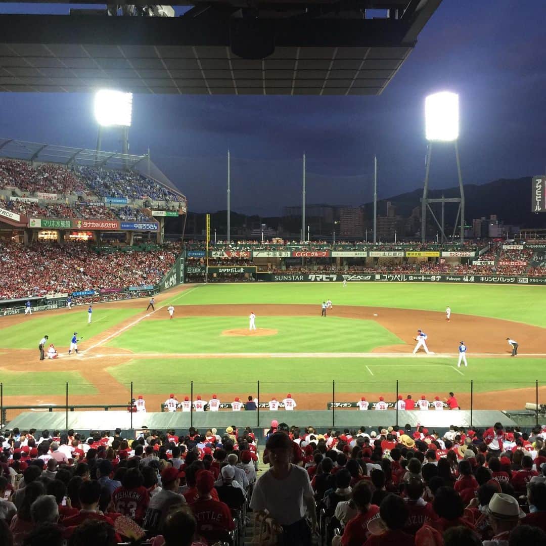 掛貝梨紗のインスタグラム：「昨夜は、愛するカープ⚾︎の応援の為、広島のズームズームへ♡ 汗だくで観戦😂😂 ビールとかき氷とタピオカミルクティ、買いに行ったよ(笑) I went to a japanese professional baseball game with my family last night in Hiroshima, Japan. My seat was in the second row from the Carp dugout！That’s the best seat ever👍 #カープ #広島 #マツダスタジアム #マツダズームズームスタジアム #日本プロ野球 #8月8日 #denaベイスターズ #カープ勝利 #野村祐輔 #野球観戦 #汗だく観戦 #夏休み #ナイトゲーム #日本の夏 #カープベンチ #ベンチ真裏 #楽しかった #夏休み #お弁当はむすびのむさし #むすびのむさし #定番 #カープうどん食べたかった #苺ごおり #ゼロイチ」