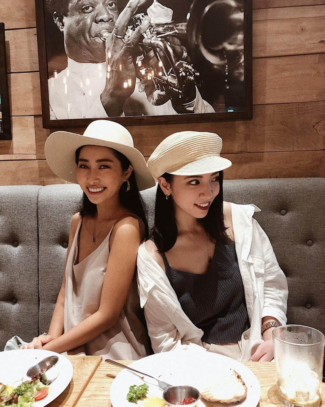 Marumiさんのインスタグラム写真 - (MarumiInstagram)「. 大好き😘 @xxmk_28  @kaori_sekimoto_  旅行楽しみん . #代官山 #後ろの写真の写真に目が行く」8月9日 18時32分 - marumi_okada