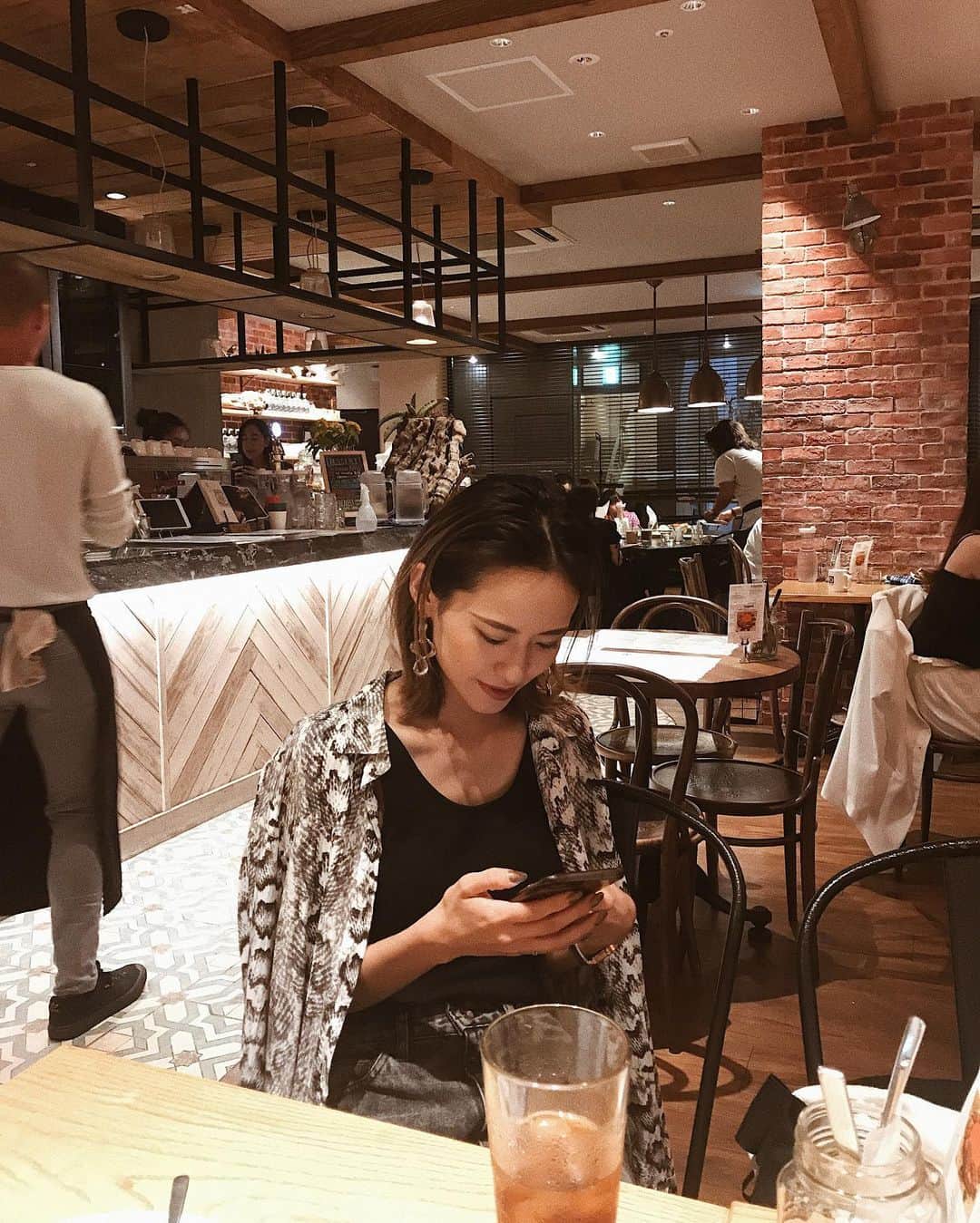 Marumiさんのインスタグラム写真 - (MarumiInstagram)「. 大好き😘 @xxmk_28  @kaori_sekimoto_  旅行楽しみん . #代官山 #後ろの写真の写真に目が行く」8月9日 18時32分 - marumi_okada