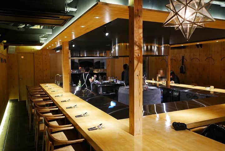 福岡グルメ 福岡ランチ「デビログ」さんのインスタグラム写真 - (福岡グルメ 福岡ランチ「デビログ」Instagram)「本日、LOVE FM (76.1MHz) 毎週金曜日18:25～「デビ×ユリの飲みにいきたい金曜日 ”ノミキン” 」で紹介したのは、大名にある『コウシキャンプ』という薪焼きの肉が食べられるお店です。 番組で紹介した料理はこれ❗️ 「#牛のレバー (レア) 」1,200円 薪に水分が含まれているとのことで、パサパサしておらずレア感がすごい😋 薪の香りが付いたレバーは味も濃くてメーカーズマークのハイボールに合う👌 上にかかっている北海道産の白い山わさびと一緒にいただくと美味やねぇ～🙆‍♂️ . 番組では紹介できなかったが、熊本のやまあい村の「#走る豚 」200ｇ 3,200円もオススメ👍 放牧で育てられた豚はストレスが少なく、ほどよい弾力もあり脂身も甘くてジューシー！ . メニュー、他pic、内観などは「デビログ」に掲載しています。 サイトを見る場合はブラウザで「デビログ」で検索👉 . #COWSICAMP ( #コウシキャンプ ) #福岡市中央区大名 1-4-29 GW-BLD201 092-753-7933 18:00～0:00 不定休 . ♦️福岡グルメ 福岡ランチ を掲載しているブログ は「デビログ」検索👉 ♦️マニアックな情報や本当に美味しいお店情報なら「もっとデビログ」検索👉 . #福岡肉 #福岡ステーキ #大名グルメ #大名肉 #大名ステーキ #メーカーズマーク #ノミキン #LOVEFM #福岡 #博多 #fukuokapics #fukuoka #fukuokacity #hakata #fukuokarestaurant #fukuokagourmet #IGersJP #ig_japan #福岡飲食店 #福岡グルメ #福岡ランチ #福岡ごはん #福岡ご飯 #食べログ福岡」8月9日 18時33分 - devi_takahashi