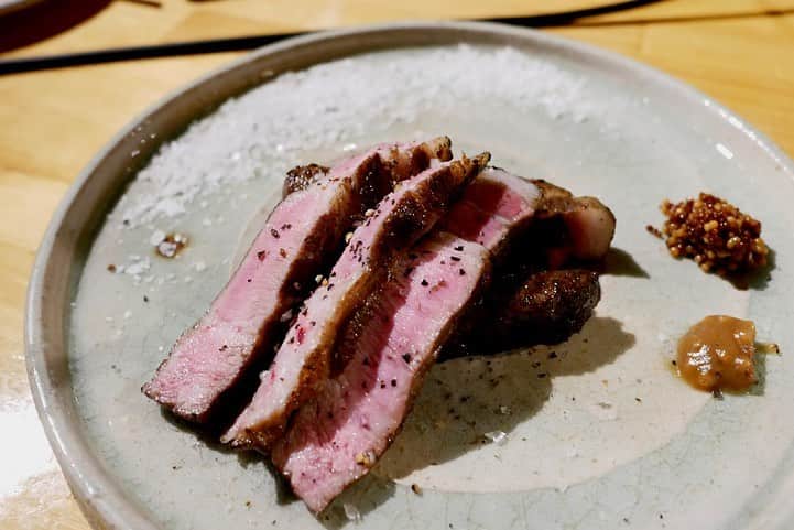 福岡グルメ 福岡ランチ「デビログ」さんのインスタグラム写真 - (福岡グルメ 福岡ランチ「デビログ」Instagram)「本日、LOVE FM (76.1MHz) 毎週金曜日18:25～「デビ×ユリの飲みにいきたい金曜日 ”ノミキン” 」で紹介したのは、大名にある『コウシキャンプ』という薪焼きの肉が食べられるお店です。 番組で紹介した料理はこれ❗️ 「#牛のレバー (レア) 」1,200円 薪に水分が含まれているとのことで、パサパサしておらずレア感がすごい😋 薪の香りが付いたレバーは味も濃くてメーカーズマークのハイボールに合う👌 上にかかっている北海道産の白い山わさびと一緒にいただくと美味やねぇ～🙆‍♂️ . 番組では紹介できなかったが、熊本のやまあい村の「#走る豚 」200ｇ 3,200円もオススメ👍 放牧で育てられた豚はストレスが少なく、ほどよい弾力もあり脂身も甘くてジューシー！ . メニュー、他pic、内観などは「デビログ」に掲載しています。 サイトを見る場合はブラウザで「デビログ」で検索👉 . #COWSICAMP ( #コウシキャンプ ) #福岡市中央区大名 1-4-29 GW-BLD201 092-753-7933 18:00～0:00 不定休 . ♦️福岡グルメ 福岡ランチ を掲載しているブログ は「デビログ」検索👉 ♦️マニアックな情報や本当に美味しいお店情報なら「もっとデビログ」検索👉 . #福岡肉 #福岡ステーキ #大名グルメ #大名肉 #大名ステーキ #メーカーズマーク #ノミキン #LOVEFM #福岡 #博多 #fukuokapics #fukuoka #fukuokacity #hakata #fukuokarestaurant #fukuokagourmet #IGersJP #ig_japan #福岡飲食店 #福岡グルメ #福岡ランチ #福岡ごはん #福岡ご飯 #食べログ福岡」8月9日 18時33分 - devi_takahashi