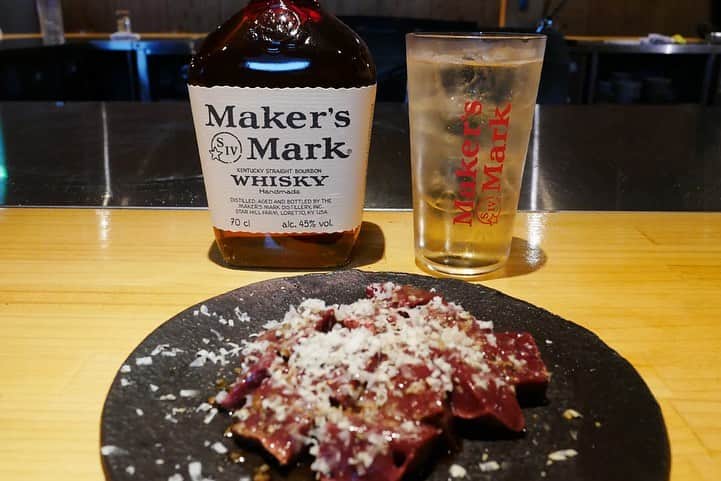 福岡グルメ 福岡ランチ「デビログ」さんのインスタグラム写真 - (福岡グルメ 福岡ランチ「デビログ」Instagram)「本日、LOVE FM (76.1MHz) 毎週金曜日18:25～「デビ×ユリの飲みにいきたい金曜日 ”ノミキン” 」で紹介したのは、大名にある『コウシキャンプ』という薪焼きの肉が食べられるお店です。 番組で紹介した料理はこれ❗️ 「#牛のレバー (レア) 」1,200円 薪に水分が含まれているとのことで、パサパサしておらずレア感がすごい😋 薪の香りが付いたレバーは味も濃くてメーカーズマークのハイボールに合う👌 上にかかっている北海道産の白い山わさびと一緒にいただくと美味やねぇ～🙆‍♂️ . 番組では紹介できなかったが、熊本のやまあい村の「#走る豚 」200ｇ 3,200円もオススメ👍 放牧で育てられた豚はストレスが少なく、ほどよい弾力もあり脂身も甘くてジューシー！ . メニュー、他pic、内観などは「デビログ」に掲載しています。 サイトを見る場合はブラウザで「デビログ」で検索👉 . #COWSICAMP ( #コウシキャンプ ) #福岡市中央区大名 1-4-29 GW-BLD201 092-753-7933 18:00～0:00 不定休 . ♦️福岡グルメ 福岡ランチ を掲載しているブログ は「デビログ」検索👉 ♦️マニアックな情報や本当に美味しいお店情報なら「もっとデビログ」検索👉 . #福岡肉 #福岡ステーキ #大名グルメ #大名肉 #大名ステーキ #メーカーズマーク #ノミキン #LOVEFM #福岡 #博多 #fukuokapics #fukuoka #fukuokacity #hakata #fukuokarestaurant #fukuokagourmet #IGersJP #ig_japan #福岡飲食店 #福岡グルメ #福岡ランチ #福岡ごはん #福岡ご飯 #食べログ福岡」8月9日 18時33分 - devi_takahashi