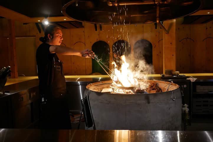 福岡グルメ 福岡ランチ「デビログ」さんのインスタグラム写真 - (福岡グルメ 福岡ランチ「デビログ」Instagram)「本日、LOVE FM (76.1MHz) 毎週金曜日18:25～「デビ×ユリの飲みにいきたい金曜日 ”ノミキン” 」で紹介したのは、大名にある『コウシキャンプ』という薪焼きの肉が食べられるお店です。 番組で紹介した料理はこれ❗️ 「#牛のレバー (レア) 」1,200円 薪に水分が含まれているとのことで、パサパサしておらずレア感がすごい😋 薪の香りが付いたレバーは味も濃くてメーカーズマークのハイボールに合う👌 上にかかっている北海道産の白い山わさびと一緒にいただくと美味やねぇ～🙆‍♂️ . 番組では紹介できなかったが、熊本のやまあい村の「#走る豚 」200ｇ 3,200円もオススメ👍 放牧で育てられた豚はストレスが少なく、ほどよい弾力もあり脂身も甘くてジューシー！ . メニュー、他pic、内観などは「デビログ」に掲載しています。 サイトを見る場合はブラウザで「デビログ」で検索👉 . #COWSICAMP ( #コウシキャンプ ) #福岡市中央区大名 1-4-29 GW-BLD201 092-753-7933 18:00～0:00 不定休 . ♦️福岡グルメ 福岡ランチ を掲載しているブログ は「デビログ」検索👉 ♦️マニアックな情報や本当に美味しいお店情報なら「もっとデビログ」検索👉 . #福岡肉 #福岡ステーキ #大名グルメ #大名肉 #大名ステーキ #メーカーズマーク #ノミキン #LOVEFM #福岡 #博多 #fukuokapics #fukuoka #fukuokacity #hakata #fukuokarestaurant #fukuokagourmet #IGersJP #ig_japan #福岡飲食店 #福岡グルメ #福岡ランチ #福岡ごはん #福岡ご飯 #食べログ福岡」8月9日 18時33分 - devi_takahashi