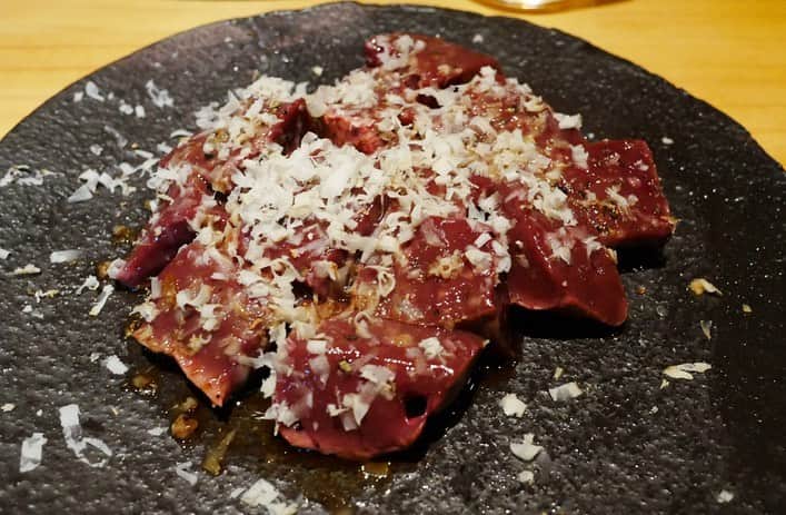 福岡グルメ 福岡ランチ「デビログ」さんのインスタグラム写真 - (福岡グルメ 福岡ランチ「デビログ」Instagram)「本日、LOVE FM (76.1MHz) 毎週金曜日18:25～「デビ×ユリの飲みにいきたい金曜日 ”ノミキン” 」で紹介したのは、大名にある『コウシキャンプ』という薪焼きの肉が食べられるお店です。 番組で紹介した料理はこれ❗️ 「#牛のレバー (レア) 」1,200円 薪に水分が含まれているとのことで、パサパサしておらずレア感がすごい😋 薪の香りが付いたレバーは味も濃くてメーカーズマークのハイボールに合う👌 上にかかっている北海道産の白い山わさびと一緒にいただくと美味やねぇ～🙆‍♂️ . 番組では紹介できなかったが、熊本のやまあい村の「#走る豚 」200ｇ 3,200円もオススメ👍 放牧で育てられた豚はストレスが少なく、ほどよい弾力もあり脂身も甘くてジューシー！ . メニュー、他pic、内観などは「デビログ」に掲載しています。 サイトを見る場合はブラウザで「デビログ」で検索👉 . #COWSICAMP ( #コウシキャンプ ) #福岡市中央区大名 1-4-29 GW-BLD201 092-753-7933 18:00～0:00 不定休 . ♦️福岡グルメ 福岡ランチ を掲載しているブログ は「デビログ」検索👉 ♦️マニアックな情報や本当に美味しいお店情報なら「もっとデビログ」検索👉 . #福岡肉 #福岡ステーキ #大名グルメ #大名肉 #大名ステーキ #メーカーズマーク #ノミキン #LOVEFM #福岡 #博多 #fukuokapics #fukuoka #fukuokacity #hakata #fukuokarestaurant #fukuokagourmet #IGersJP #ig_japan #福岡飲食店 #福岡グルメ #福岡ランチ #福岡ごはん #福岡ご飯 #食べログ福岡」8月9日 18時33分 - devi_takahashi