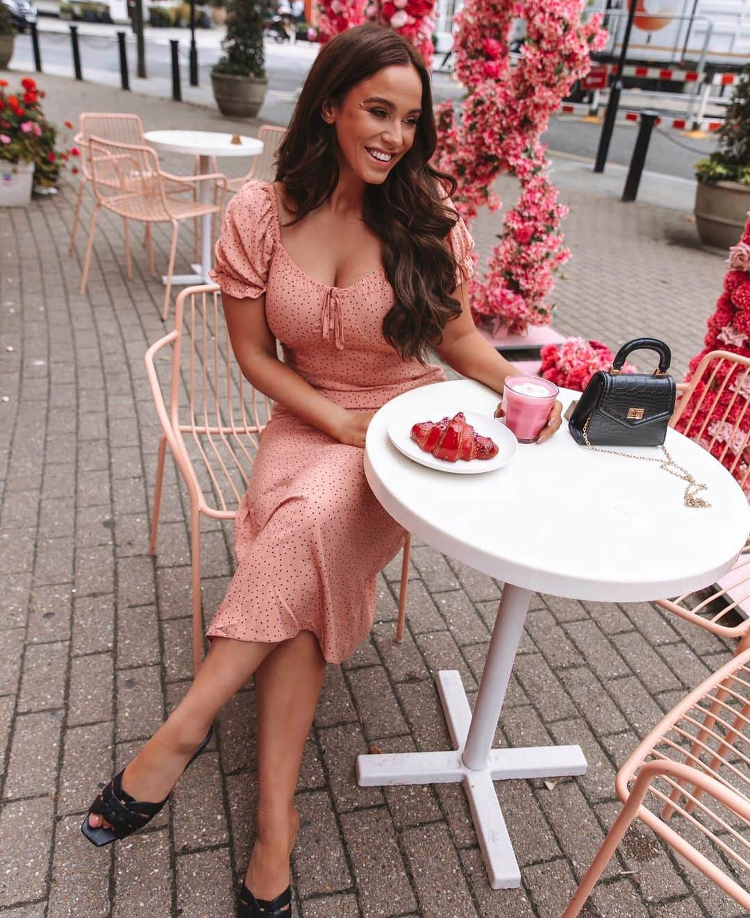 ヴィッキー・パティソンさんのインスタグラム写真 - (ヴィッキー・パティソンInstagram)「Pink Paradise... 💕🌺🍓 Dress and Bag @newlook」8月9日 18時36分 - vickypattison