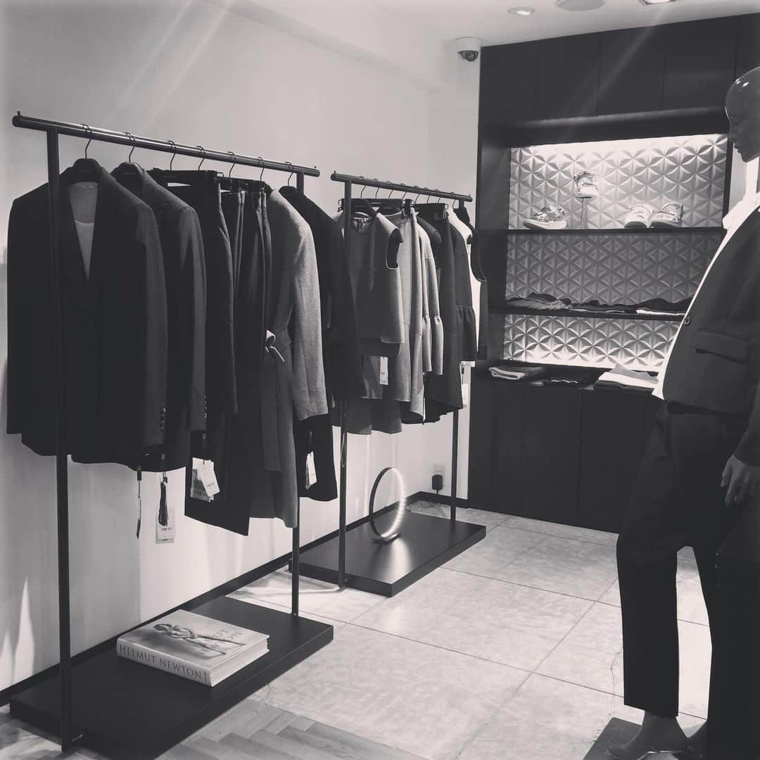 Sov青山さんのインスタグラム写真 - (Sov青山Instagram)「本日よりSov.青山では、SUIT FAIR 10%ご優待が始まりました〜🎉 ・ さっそく朝からたくさんのご来店、お問い合わせを頂き、誠にありがとうございます❤️ ・ 本日のブログにて、対象スーツを全型ご紹介完了致しましたので、この機会にぜひcheckしてくださいませ💋 ・ 皆様のご来店を、スタッフ一同心よりお待ち致しております〜😊✨ ・ #doublestandardclothing #ダブスタ#sov#青山#路面店 #suit#suits#suitstyle #スーツ#フェアー #10%OFF」8月9日 18時38分 - sov.aoyama