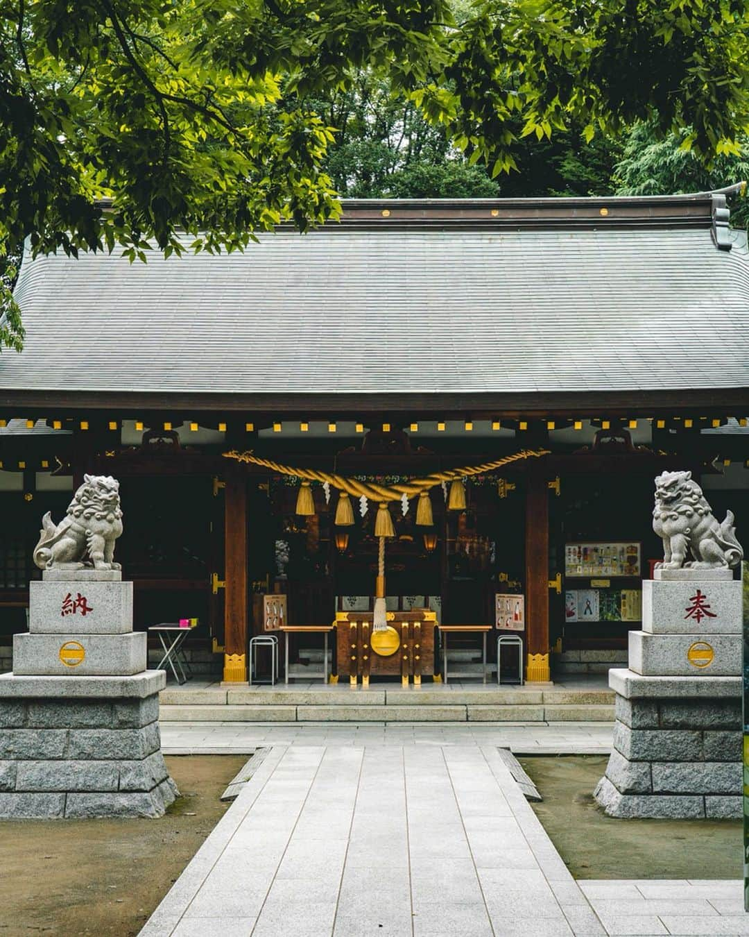 東急電鉄さんのインスタグラム写真 - (東急電鉄Instagram)「. Here is Nitta Shrine, said to be the birthplace of the “hamaya”, or demon-breaking arrow. In the center of the grounds sits a 700-year-old tree, revered as a sacred “god” tree. It’s said that if you touch the tree you will be rejuvenated, making here a famous Tokyo power spot. On the shrine grounds you’ll also find the LOVE shrine and even a ping pong table. Nitta Shrine is especially loved by the local people nearby. (Tokyu Tamagawa Line/Musashi-Nitta Station) . 破魔矢発祥の地と言われている新田神社。境内の中央にある樹齢700年の御神木に触れて祈願すると、若返るといわれています。東京を代表的するパワースポットだそうです。 境内にはLOVE神社や卓球台などもあり、地元の方に愛されている神社です。（東急多摩川線 武蔵新田駅) . #goshuin #御朱印 #新田神社 #temple #temples #shrine #神社 #神社仏閣  #japan #日本 #japan_focus #japantravel #japantrip #instagramjapan #japan🇯🇵 #japan_vacations #ilovejapan #lovejapan #nippon #instajapan #lovers_nippon #ig_japan #visitjapanjp #visitjapan #team_jp_ #japanexplorer #discoverjapan #instatravel #traveling #explore」8月9日 18時39分 - tokyu_railways