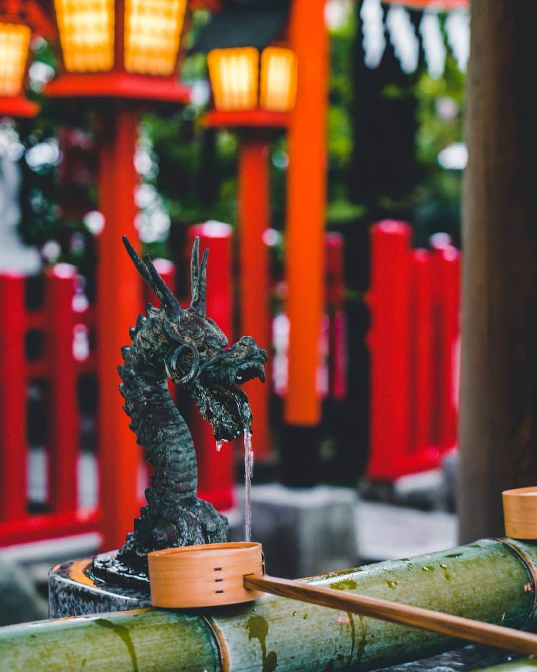 東急電鉄さんのインスタグラム写真 - (東急電鉄Instagram)「. Here is Nitta Shrine, said to be the birthplace of the “hamaya”, or demon-breaking arrow. In the center of the grounds sits a 700-year-old tree, revered as a sacred “god” tree. It’s said that if you touch the tree you will be rejuvenated, making here a famous Tokyo power spot. On the shrine grounds you’ll also find the LOVE shrine and even a ping pong table. Nitta Shrine is especially loved by the local people nearby. (Tokyu Tamagawa Line/Musashi-Nitta Station) . 破魔矢発祥の地と言われている新田神社。境内の中央にある樹齢700年の御神木に触れて祈願すると、若返るといわれています。東京を代表的するパワースポットだそうです。 境内にはLOVE神社や卓球台などもあり、地元の方に愛されている神社です。（東急多摩川線 武蔵新田駅) . #goshuin #御朱印 #新田神社 #temple #temples #shrine #神社 #神社仏閣  #japan #日本 #japan_focus #japantravel #japantrip #instagramjapan #japan🇯🇵 #japan_vacations #ilovejapan #lovejapan #nippon #instajapan #lovers_nippon #ig_japan #visitjapanjp #visitjapan #team_jp_ #japanexplorer #discoverjapan #instatravel #traveling #explore」8月9日 18時39分 - tokyu_railways