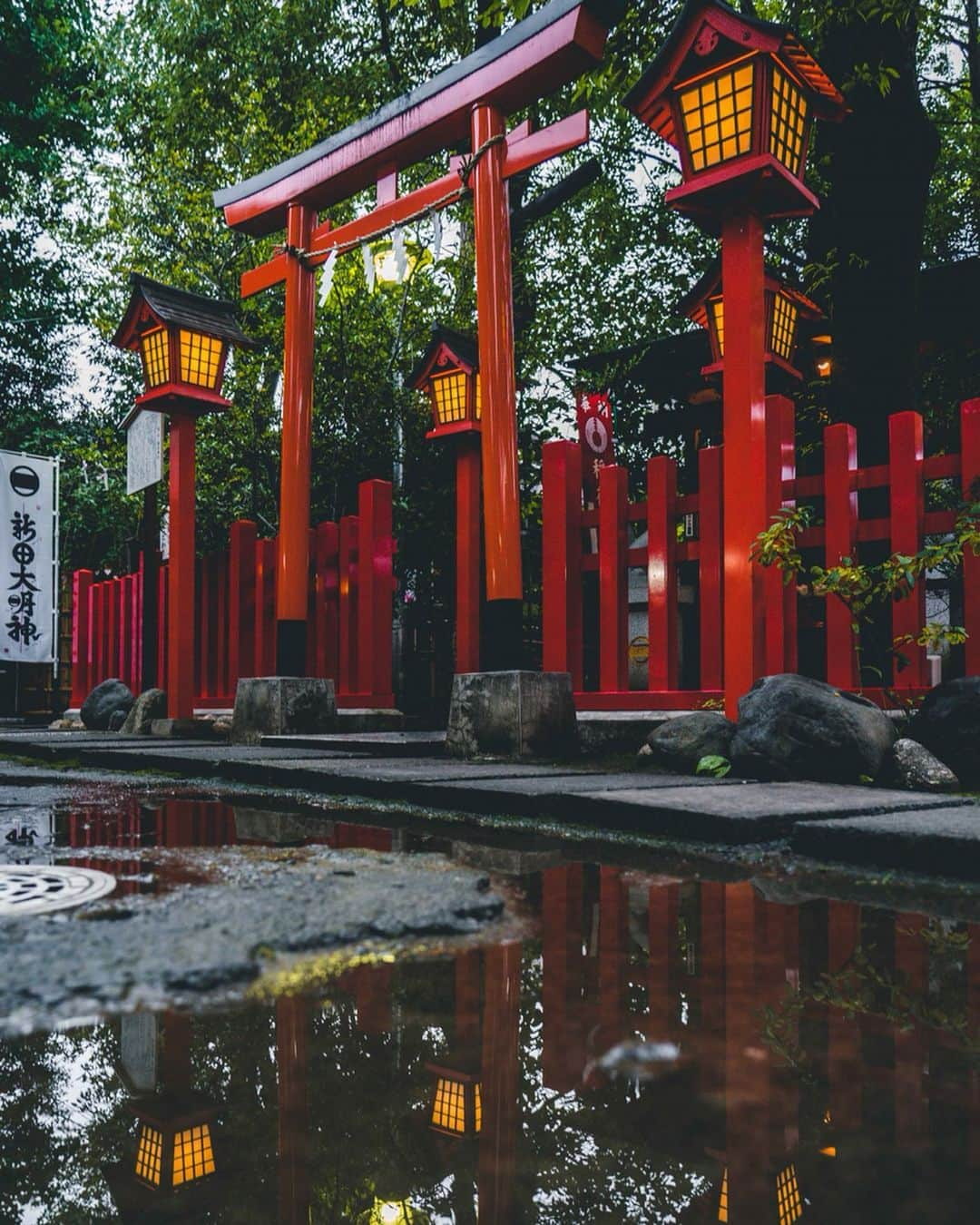 東急電鉄さんのインスタグラム写真 - (東急電鉄Instagram)「. Here is Nitta Shrine, said to be the birthplace of the “hamaya”, or demon-breaking arrow. In the center of the grounds sits a 700-year-old tree, revered as a sacred “god” tree. It’s said that if you touch the tree you will be rejuvenated, making here a famous Tokyo power spot. On the shrine grounds you’ll also find the LOVE shrine and even a ping pong table. Nitta Shrine is especially loved by the local people nearby. (Tokyu Tamagawa Line/Musashi-Nitta Station) . 破魔矢発祥の地と言われている新田神社。境内の中央にある樹齢700年の御神木に触れて祈願すると、若返るといわれています。東京を代表的するパワースポットだそうです。 境内にはLOVE神社や卓球台などもあり、地元の方に愛されている神社です。（東急多摩川線 武蔵新田駅) . #goshuin #御朱印 #新田神社 #temple #temples #shrine #神社 #神社仏閣  #japan #日本 #japan_focus #japantravel #japantrip #instagramjapan #japan🇯🇵 #japan_vacations #ilovejapan #lovejapan #nippon #instajapan #lovers_nippon #ig_japan #visitjapanjp #visitjapan #team_jp_ #japanexplorer #discoverjapan #instatravel #traveling #explore」8月9日 18時39分 - tokyu_railways