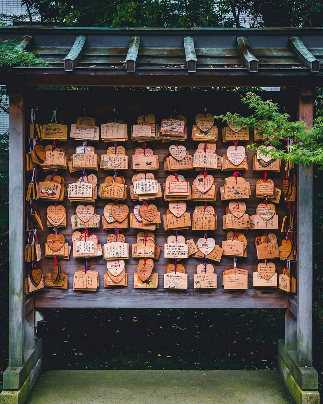 東急電鉄さんのインスタグラム写真 - (東急電鉄Instagram)「. Here is Nitta Shrine, said to be the birthplace of the “hamaya”, or demon-breaking arrow. In the center of the grounds sits a 700-year-old tree, revered as a sacred “god” tree. It’s said that if you touch the tree you will be rejuvenated, making here a famous Tokyo power spot. On the shrine grounds you’ll also find the LOVE shrine and even a ping pong table. Nitta Shrine is especially loved by the local people nearby. (Tokyu Tamagawa Line/Musashi-Nitta Station) . 破魔矢発祥の地と言われている新田神社。境内の中央にある樹齢700年の御神木に触れて祈願すると、若返るといわれています。東京を代表的するパワースポットだそうです。 境内にはLOVE神社や卓球台などもあり、地元の方に愛されている神社です。（東急多摩川線 武蔵新田駅) . #goshuin #御朱印 #新田神社 #temple #temples #shrine #神社 #神社仏閣  #japan #日本 #japan_focus #japantravel #japantrip #instagramjapan #japan🇯🇵 #japan_vacations #ilovejapan #lovejapan #nippon #instajapan #lovers_nippon #ig_japan #visitjapanjp #visitjapan #team_jp_ #japanexplorer #discoverjapan #instatravel #traveling #explore」8月9日 18時39分 - tokyu_railways