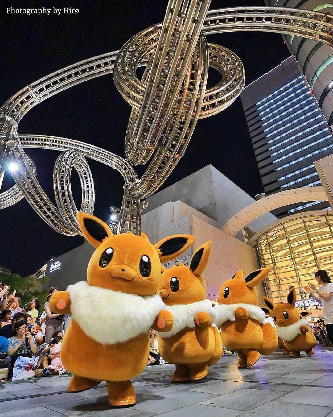 横浜市さんのインスタグラム写真 - (横浜市Instagram)「Evening Eevee Parade at Queen’s Square! Join in on the fun! Photo: @hiro7.18 #myyokohama #pikachuoutbreak」8月9日 18時41分 - findyouryokohama_japan