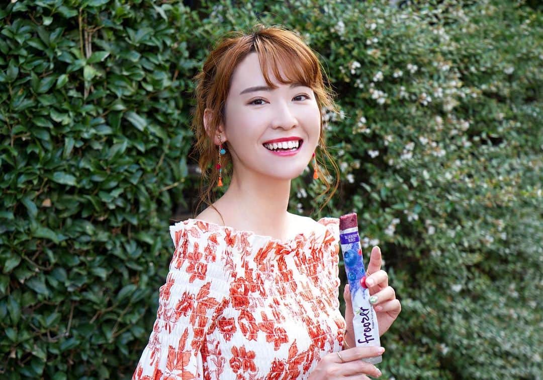 のインスタグラム：「今日も暑いね☀️ .  暑い日にぴったりなアイスバー「froozer」🍨 .  最近、毎日暑いから小腹が空いた時とかお仕事の休憩中に食べてる😋 .  1日に必要なビタミンＣ摂取量の10～25％が補えて、カロリーは37kcal以下で美味しい上にヘルシー❤️ .  遺伝仕組換えじゃない自然のままのフルーツ使ってて、砂糖や水も不使用だし✨ .  夏に欠かせないアイスバー🍧 .  #froozer #eedun #フルーザー#スイーツ #sweets #ice #アイス #フローズンアイス  #promotion」
