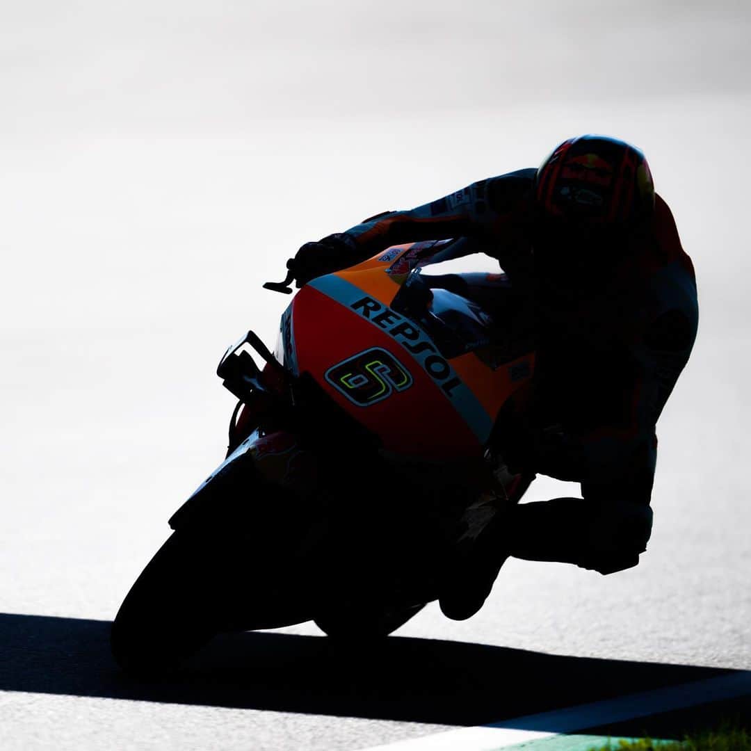 レプソル・ホンダのインスタグラム：「Out of the shadows 🦹‍♂️ ⠀⠀⠀⠀⠀⠀⠀⠀⠀ #25RepsolHonda #Repsol #MotoGP #Honda #Racing #RepsolHonda #HRC #RC213V #SB6 #StefanBradl #ThePowerOfDreams #Motorcycle #Austria #RedBull」