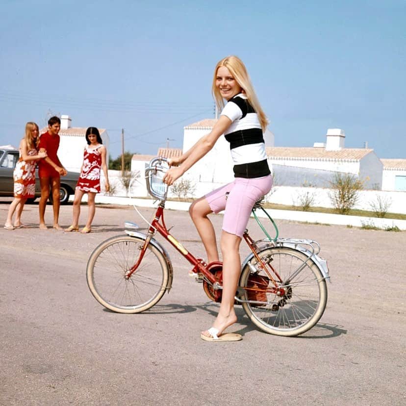 Vogue Parisさんのインスタグラム写真 - (Vogue ParisInstagram)「France Gall rides through the sun-baked streets of Noirmoutier in France back in 1969.  #FranceGall #Noirmoutier」8月9日 18時44分 - voguefrance