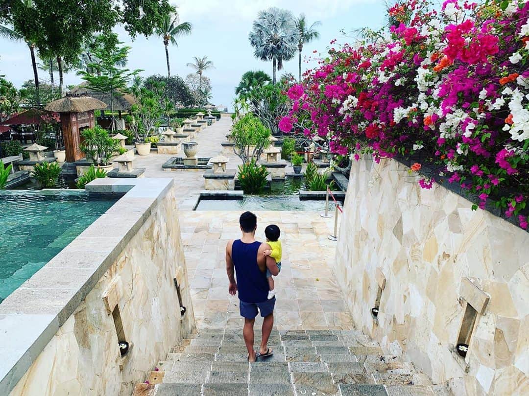 のインスタグラム：「🇮🇩🏝🌺 . . . . . . 今年のシーズンオフはバリ島に行ってきました！！ 家族でゆっくり過ごせました💕 ガイドをお願いしたJimmyさんもホテルのスタッフさん達も子供を凄い可愛がってくれて娘も嬉しそうでした^ ^ バリ島気に入りました😍 Terima kasih🙏  Next stop..... #Bali #ayanaresort #holiday #trip #旅行 #夏休み」