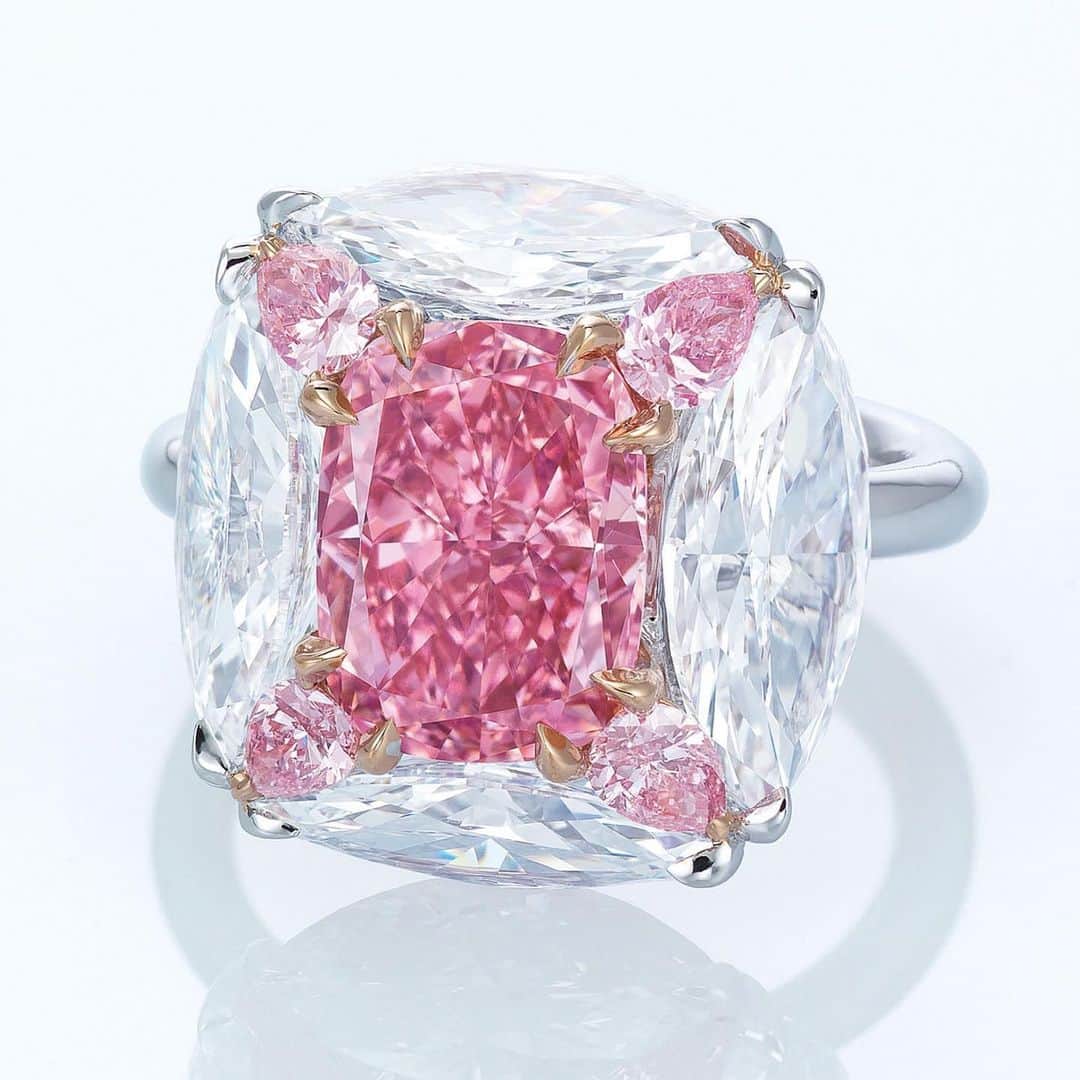 クリスティーズさんのインスタグラム写真 - (クリスティーズInstagram)「From rare coloured diamonds to rubies and emeralds – discover our collecting guide to coloured stones, link in Stories.⠀ .⠀ 💍 Superb coloured diamond and diamond ring, Moussaieff. Sold for: HK$58,825,000. Offered in Hong Kong Magnificent Jewels – 28 May 2019 at Christie’s Hong Kong.⠀ .⠀ @christiesjewels #jewellery #jewelry #jewel #jewels #ring #diamond #diamonds #throwback」8月9日 18時54分 - christiesinc