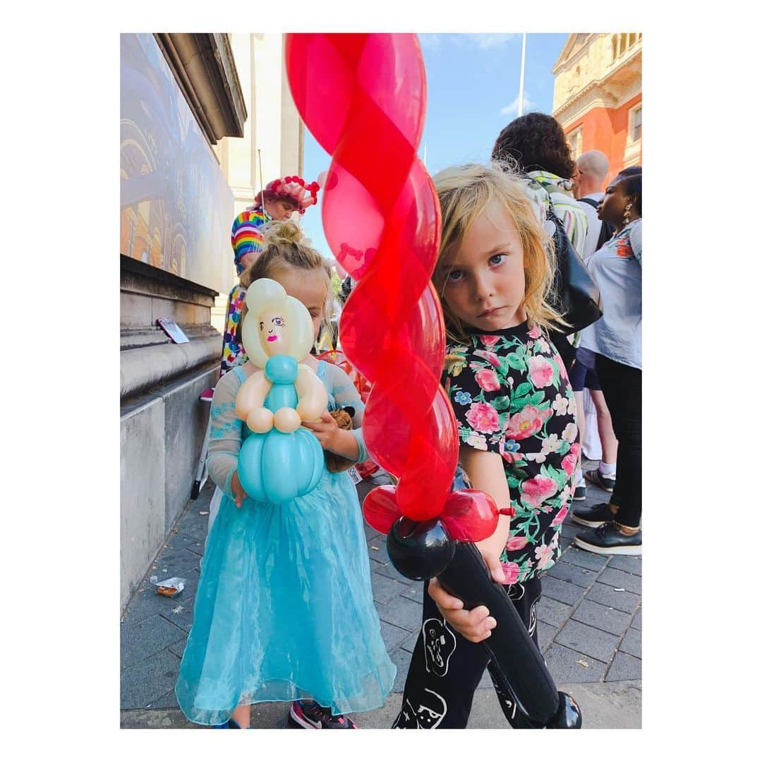 オリヴィア・ワイルドさんのインスタグラム写真 - (オリヴィア・ワイルドInstagram)「My people. (Quick Q: how many times can you wash an Elsa dress before her powers are released, triggering a new ice age, and/or the dress rips?)」8月9日 18時47分 - oliviawilde