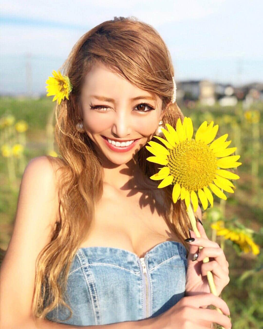 武田静加さんのインスタグラム写真 - (武田静加Instagram)「﻿ ﻿ ﻿ 🌻向日葵畑〜💛。﻿ ﻿ ﻿ ﻿ #伊佐沼東岸花畑﻿  one-piece @royalparty_official ﻿ ﻿ ﻿ ﻿ #武田静加#モデル#ヨガインストラクター﻿ #hairmake#make#makeup#カラコン#ヘアメイク#メイクアップ#向日葵#🌻#向日葵畑#sunflower#style#巻き髪#japan#日本#summer#夏#ootd#fashion」8月9日 18時48分 - takedashizuka0517