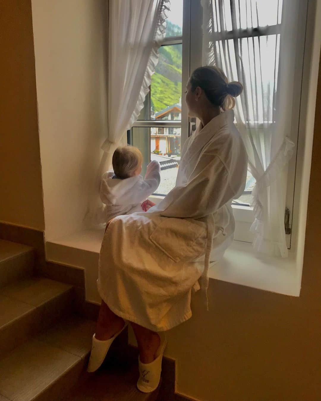 太田エイミーのインスタグラム：「Spa time with my little bunny 🐰 at @montcervinpalace in #zermatt @zermatt.matterhorn」