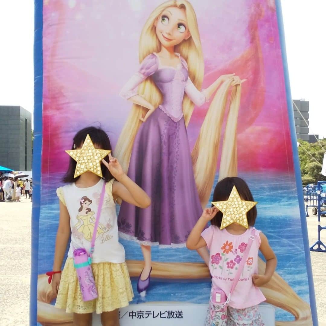 桑原麻美さんのインスタグラム写真 - (桑原麻美Instagram)「どーも次女と話が 噛み合わない、と思ったら、 「ディズニーのアイスを 食べに行く」と勘違いしてた💦  そんなこんなで、初めての #ディズニーオンアイス ♥️ 楽しんだあとは、 「アイスかかき氷が欲しい！！」 と食べるまで言い続ける 次女なのでした。。 ・・・・・・・・ アナウンサーが教える 声と話し方のメルマガ  登録はプロフィールから♥️ @asami_kuwabara  #アナウンサー#フリーアナウンサー#司会者#話し方講師#話し方レッスン名古屋」8月9日 19時03分 - asami_kuwabara