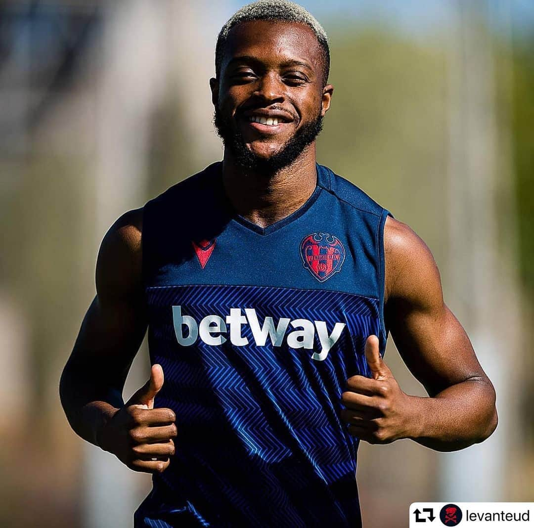 LFPさんのインスタグラム写真 - (LFPInstagram)「@douckyy is READY! 💪🏾💪🏾😃 • #Levante #Doukoure #LaLiga #LaLigaSantander #Preseason」8月9日 19時00分 - laliga