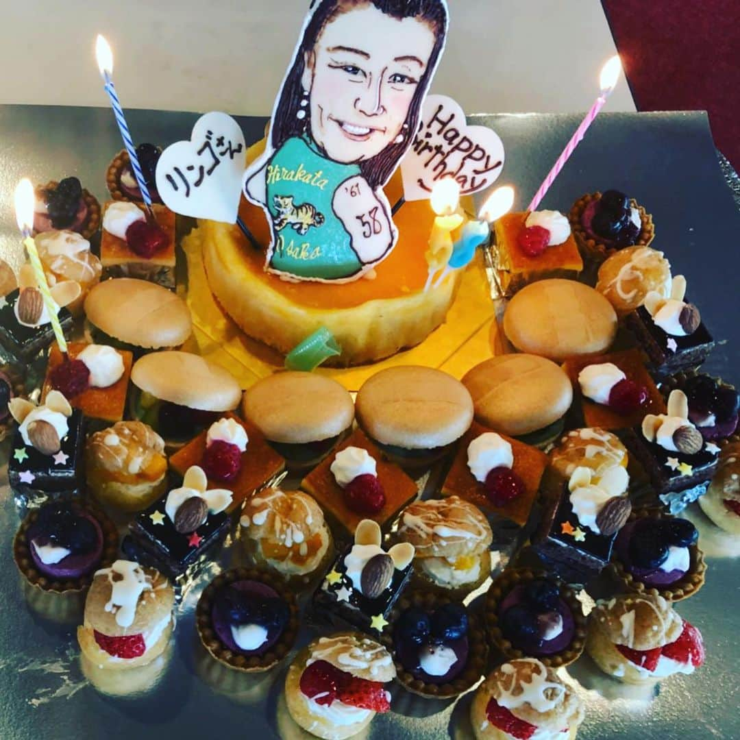 モモコさんのインスタグラム写真 - (モモコInstagram)「相方リンゴの誕生日です㊗️ 色んなケーキで番組終わり、祝って貰ってます！ 食べてまうわ！  告知で〜す‼️ 明日から、3週に渡って、オーソレは、ハワイロケのOAです。  〇8/10,17,24(土)OA KTV「モモコのOH!ソレ!み〜よ!」海外ロケ＠ハワイ13:59～  #ハイヒールモモコ #👠 #👠🍑 #CHANEL #シャネラー #グルメ #相方の誕生日 #バースデーケーキ #ハイヒールリンゴ #モモコのOHソレみ～よ #ハワイ」8月9日 19時00分 - highheel_momoko