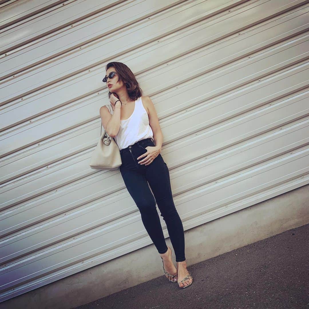 藤倉幸子のインスタグラム：「OOTD  久々過ぎる私服。  なんだかんだ自分の事を写真とるの忘れてしまうw  今日はと言うかいつもシンプル！  バックは旦那さんがいつも頑張ってくれているからとなんでも無い日にプレゼントしてくれた物✨  可愛いなーってずっと思っていたから嬉しすぎる💕  大切にします！ ありがとう😊  そして、まだまだ戻らない体重。。 頑張らなきゃ！！」