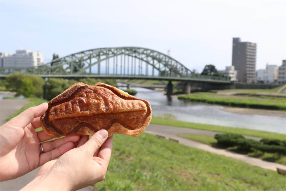 現地発信の旅行サイト「たびらい」のインスタグラム：「【北海道・旭川】 「福吉カフェ」は、大正時代に建築された製粉所をリノベーションしたカフェ。旭橋をモチーフにした名物「トキワ焼き」は見逃せません！　見た目にも可愛らしいドリンクや絶品フードにも注目を。詳しくは「たびらい　福吉カフェ」で検索！  #たびらい #tabirai #ローカル旅行 #旅行好き #旅行好きな人と繋がりたい #旅行 #travelgram #女子旅 #travel #小旅行 #たびらい北海道 #北海道 #hokkaido #北海道旅行 #かわいい旅 #おでかけ #旭川 #trip #asahikawa #福吉カフェ #カフェ #cafe #オシャレ #ランチ #lunch #sweets #スイーツ #リノベーションカフェ #和スイーツ #スイーツ女子」