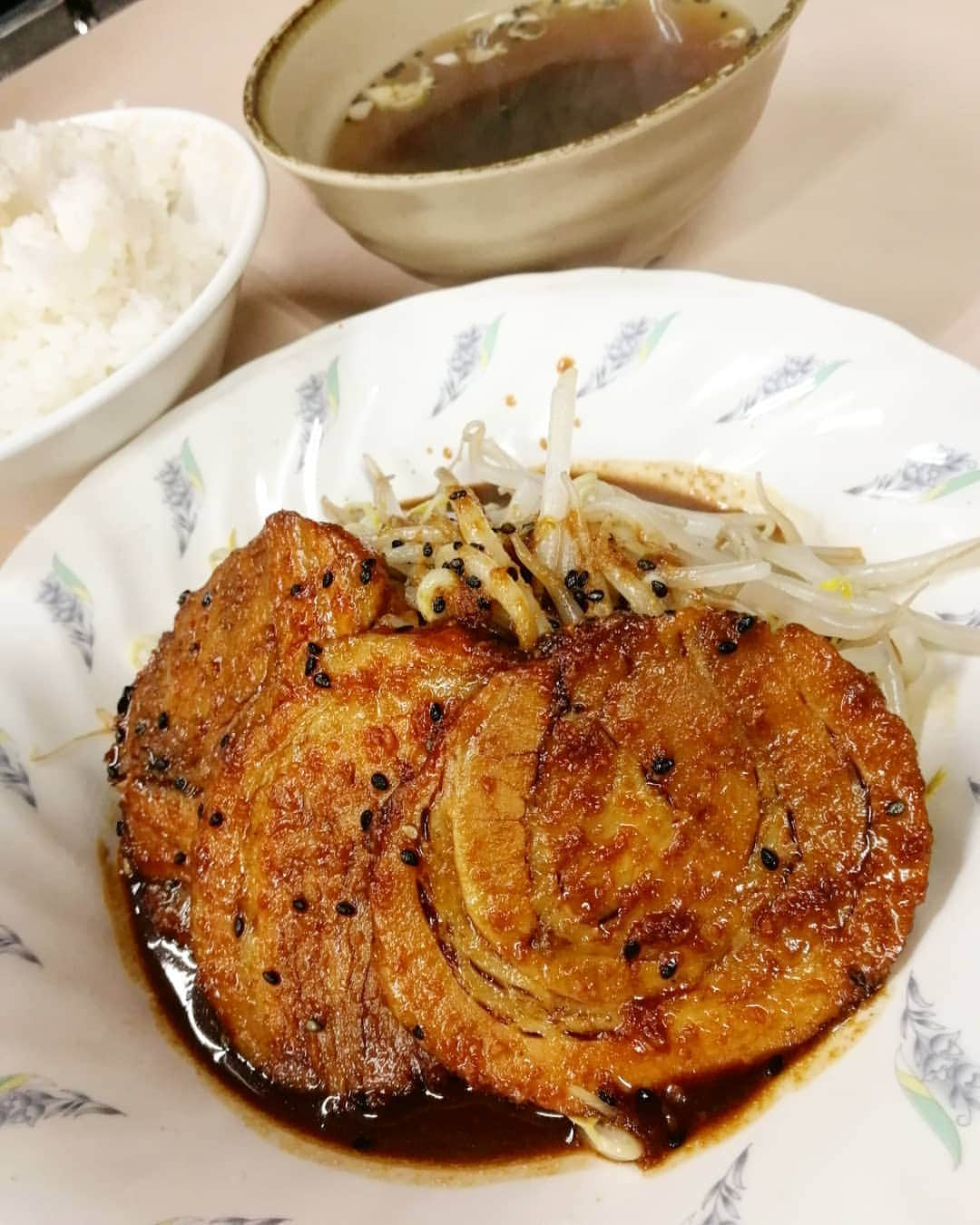 晁直 さんのインスタグラム写真 - (晁直 Instagram)「水戸来たらあじ平のチャーシュー定食👨 うまあああ🐴」8月9日 19時12分 - lynchasanu