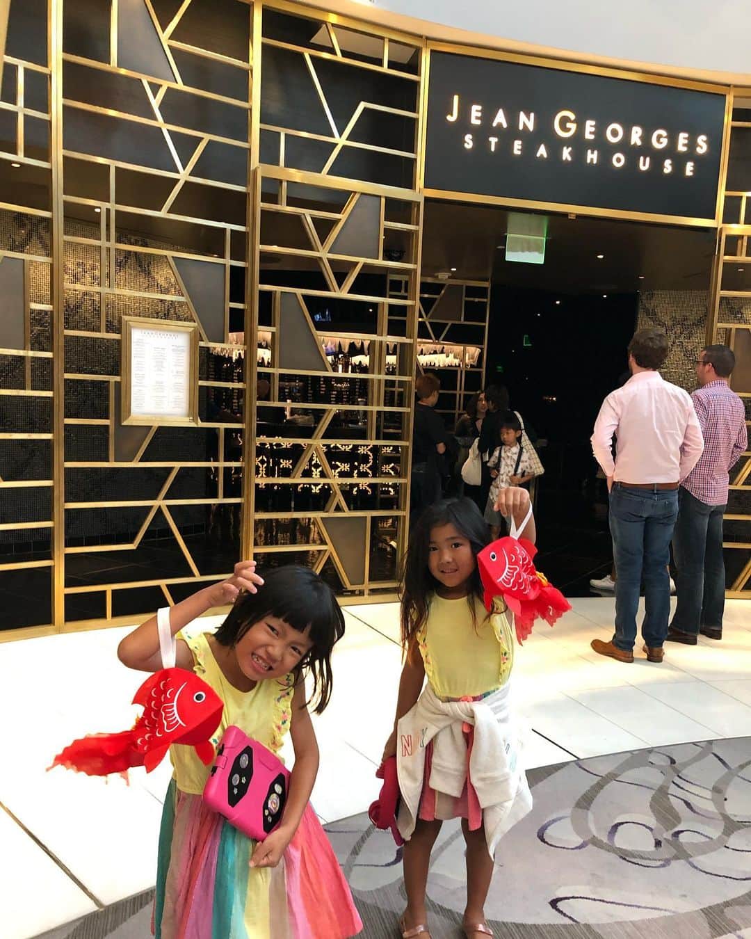 のインスタグラム：「ラスベガス5日目、最後の夕飯はアリア内にあるステーキハウス、Jean Georgesへ！  昼も肉だったけど、夜も肉（笑）  ラスベガスはバッフェももちろんだけど、ステーキハウスも各ホテルにあります！  いつもは最終日はアリアの鉄板焼き行ってたけど、お店が変わっちゃったのでステーキハウスへ！  正直そこまで期待はしてなかったけど、最初に出てきたパンからものすごく美味しい！！ 横にどっさり盛られたバターも最高！！ あっという間に食べてお代わりだよね（笑）  あと、マグロのタルタルや、カリッと揚げたご飯のお寿司風のもの、ちょっとフュージョンっぽいものも美味しくてびっくりしました！  ステーキや付け合わせも文句なく美味しいし、最後にいいお店に行けて良かったです(≧∀≦) また行きたいな〜！ #甘糟旅行ラスベガス#甘糟旅行#旅行#ラスベガス#家族旅行#夏休み#息子殿姫#姫#仲良し#お揃い#ステーキハウス#アリア#aria#jeangeorges#星付きレストラン」