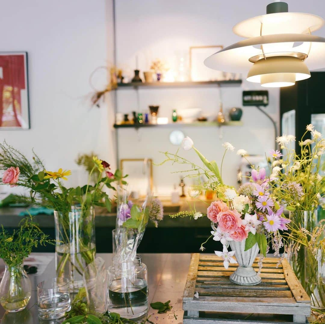 JF flower Shopさんのインスタグラム写真 - (JF flower ShopInstagram)「1:1 flower lesson  Jf flower shop. . . . .#2019jfflowershop #jfflowershop #flower #florist #floral #flowerlesson #koreanflorist #flowerstagram  #koreanflower  #웨딩부케 #플로리스트 #플로리스트수업 #핸드타이드  #범계플라워레슨 #꽃꽂이 #플라워레슨 #꽃꽂이수업 #안양꽃집 #범계꽃집 #평촌꽃집 #과천꽃집 #인덕원꽃집 #동편마을꽃집 #포일동꽃집 #내손동꽃집 #의왕꽃집 #花#花艺#」8月9日 19時05分 - jfflowershop