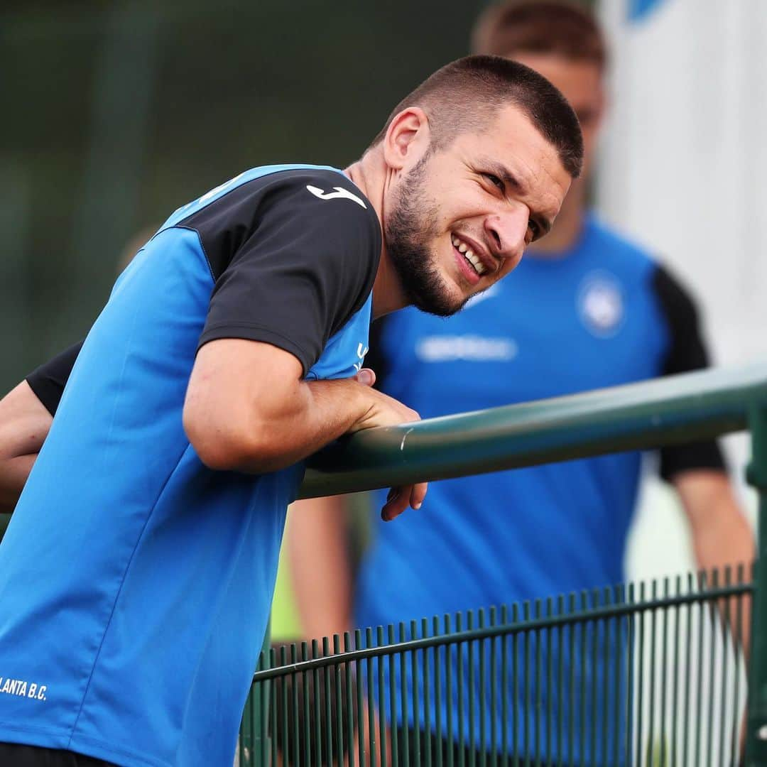 アタランタBCさんのインスタグラム写真 - (アタランタBCInstagram)「Looking forward to the weekend 👀 Weekend in arrivo... 😃 insieme a #GetafeAtalanta 💪 — #FridayFeeling #GoAtalantaGo ⚫️🔵 #Atalanta #Football #Bergamo」8月9日 19時05分 - atalantabc