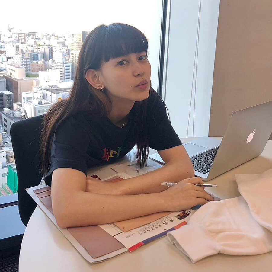 菅沼ゆり（ゆりっぱ）さんのインスタグラム写真 - (菅沼ゆり（ゆりっぱ）Instagram)「【👕情報解禁 】すっぴんで失礼します...! 菅沼ゆりとストライプクラブのコラボ企画 #ゆりっぱストライプ の第3弾の発売が決定しました🌈✴︎ 春頃からデザインを考えて 1stサンプルをチェックしたり 微調整してるところです。 . . 第3弾やろうよ！って言われた時 飛び跳ねて軽く泣きました うれしい......涙(ぱちぱち) ここでお願い！✍🏻 だいたい9月頭から1週間ほど受注生産します。 まだ確定ではないですが、 カレンダー等にメモってくださいまし。 11月頃にお届けする予定です！ みんなのおかげだ、ありがとうございます . ちなみに、超可愛い洋服たちができてます🤭 相当可愛いです... 毎度自信作。 6月にイギリス行ってたのも これに関係してたの。 是非、みんな、チェックしてほしい🙇🏻‍♀️ @stripeclub_pus . (過去の写真も載せておく) 過去の #ゆりっぱストライプ 第1弾 第2弾もハイライトにまとめてるので 是非に。」8月9日 19時06分 - yurippa93