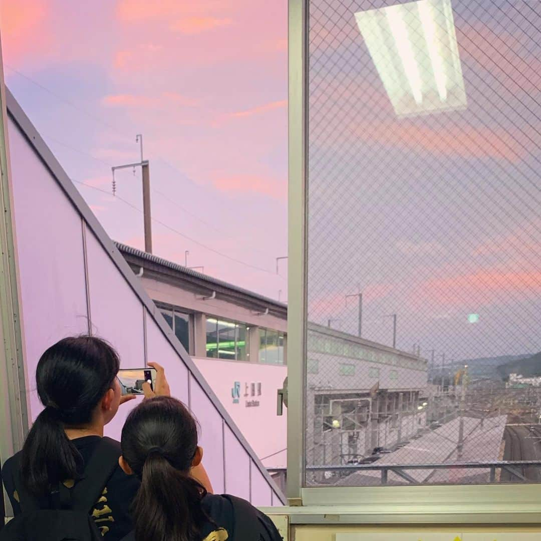 安珠さんのインスタグラム写真 - (安珠Instagram)「「大好き夕焼け！」﻿ 「私は夕焼け撮る君が大好きだよ！」﻿ ﻿ 仲良し女子高生の会話﻿ 大好きに嘘がないからジンとくる﻿ ケタケタ笑う声が夕陽に溶けていく﻿ ﻿ 新幹線乗り過ごしたけど(T ^ T)﻿ 彼女ら越しの夕陽を眺められた♡」8月9日 19時06分 - anjuphotographer