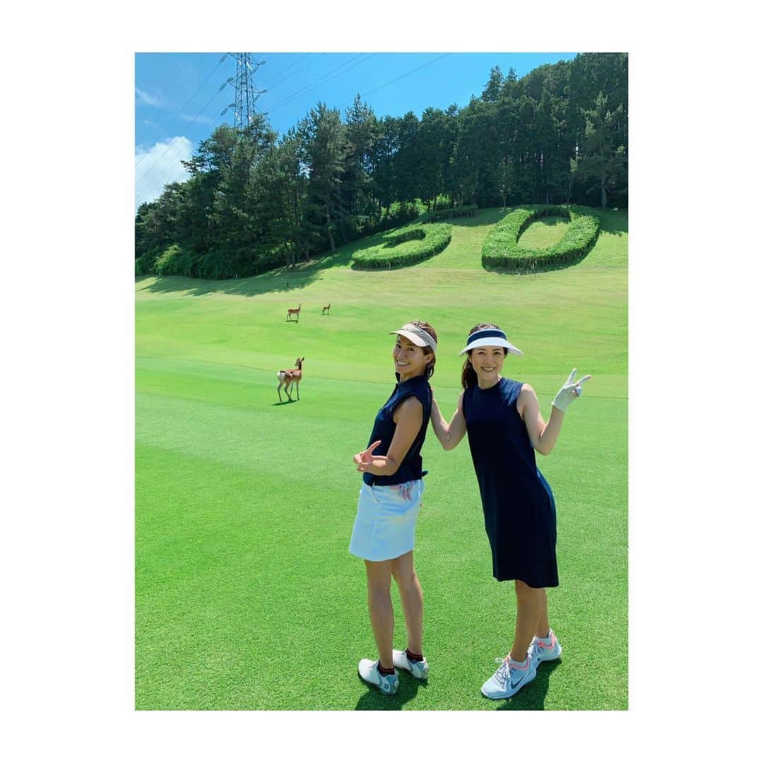 森下千里のインスタグラム：「夏が来たみたいな日差し。 すっかり日焼けしました😭  甘えまくってるあこさんと ふたりでお揃いの#sandaybank  飾らないスタイルがお気に入り。 . .  バンビちゃんにも会えて、 近いのに、ちょっと特別なゴルフ⛳️day. . . #playgolf  #golf #ゴルフコース #golfcourse #普段着コーデ  #憧れのゴルフコース #ゴルフ場 #ゴルフ旅 #ゴルフ女子 #tripgirl #楽チン服」