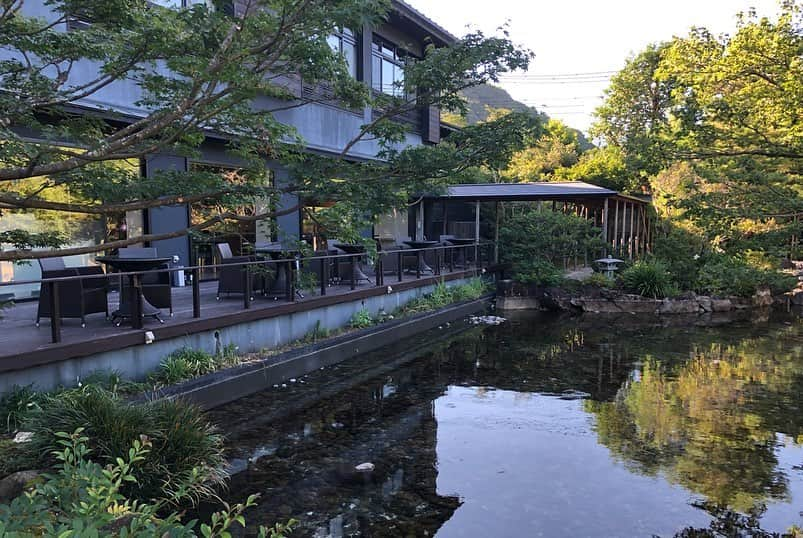 篠田麻里子さんのインスタグラム写真 - (篠田麻里子Instagram)「庭園がすごく素敵で、テラスでデザート😎 夜鈴虫の声が聞こえて自然て最高😍😍と癒された旅でした♨️ 夏休み旅行楽しかった〜😊 @relux_jp @gyokuhokan_official  #夏旅#玉峰館#relux」8月9日 19時07分 - shinodamariko3