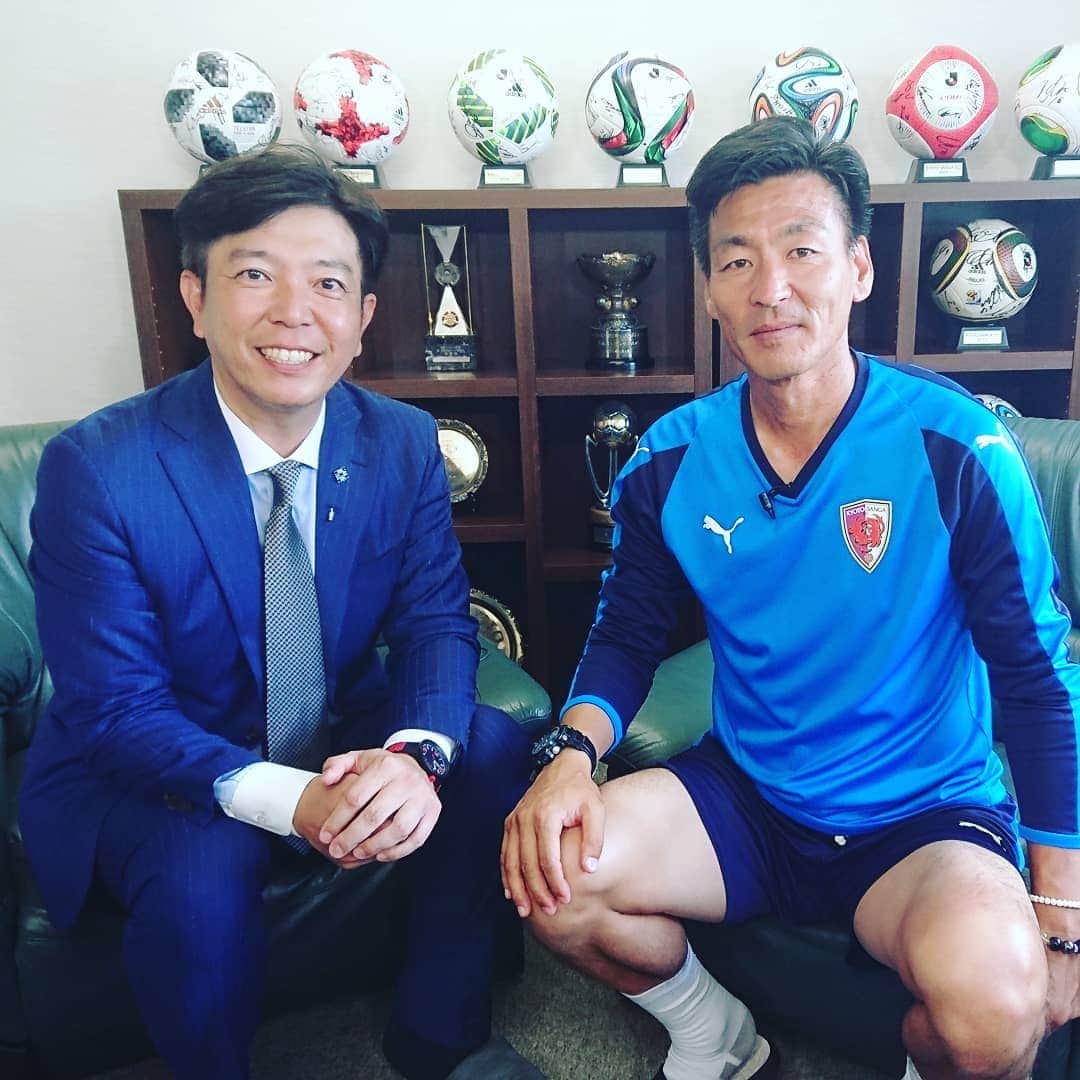 のインスタグラム：「こんやの#kyobizx 8min.のゲストは#京都サンガfc の#中田一三 監督です。なぜ今年のサンガはあんなに素晴らしいサッカーができるのか？マネジメントのお話を中心にうかがいました。KyobizXらしい#interview になりました。いつもの倍の16min.放送します。ぜひご覧ください！#sanga #kyoto #allforkyoto」