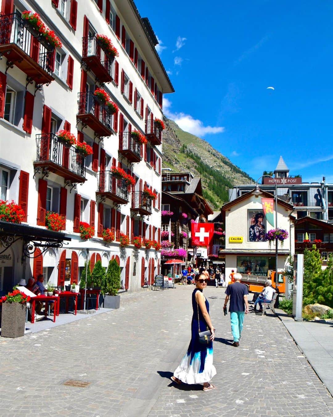 太田エイミーのインスタグラム：「Zermatt is one of my favorite towns in Switzerland. All the houses are beautiful with all the gorgeous flowers. Walking around in a fairytale. @zermatt.matterhorn #zermatt」