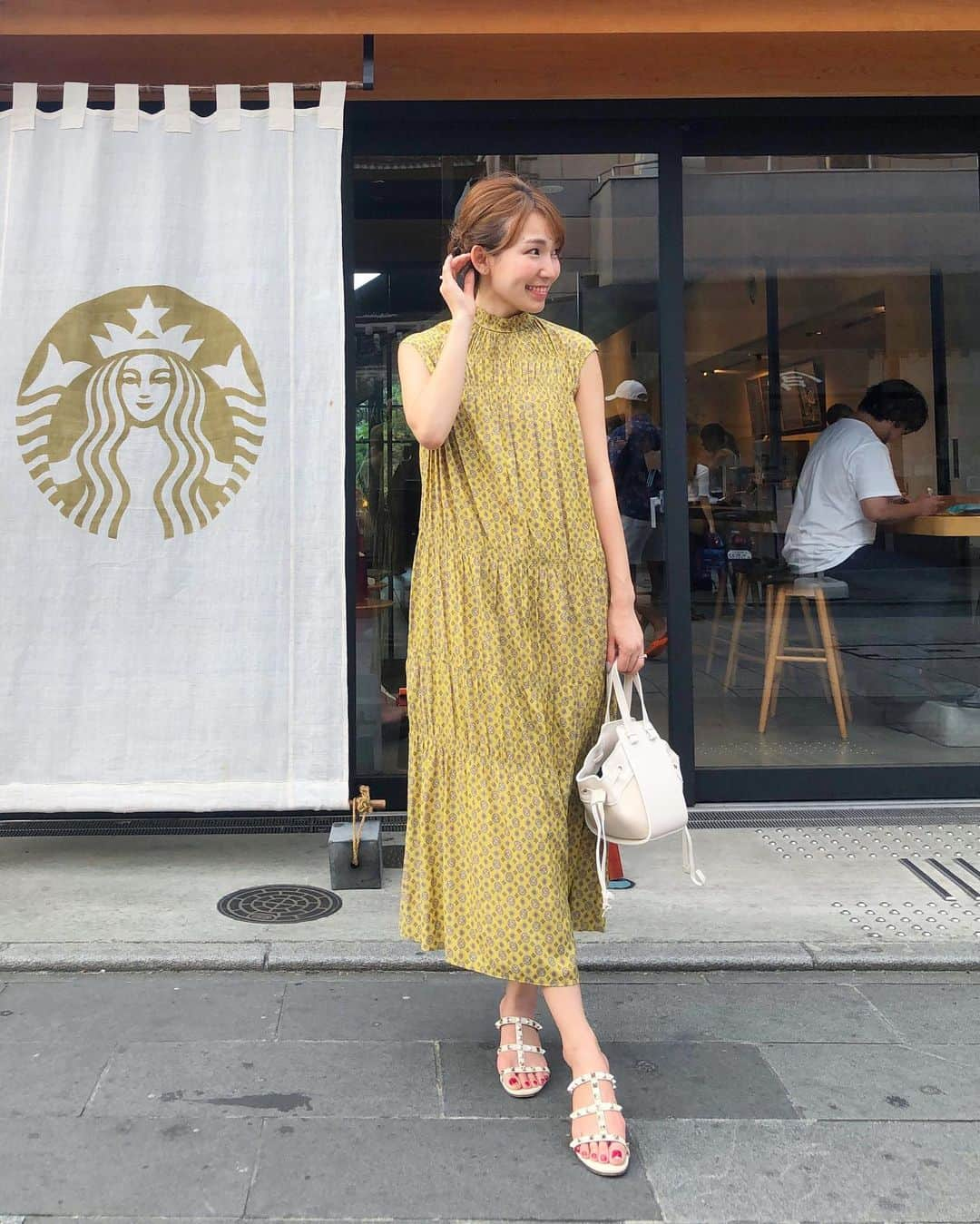 shizuka.watanabeさんのインスタグラム写真 - (shizuka.watanabeInstagram)「♡♡♡ ・ ・ おしゃれな #starbucksjapan  川越のスタバだよ💗 ・ 店舗限定の #ナイトコールドブリュー が美味しかったなぁ〜！！バニラ味にしたら甘党な私でも美味しく頂けたよ💛 ・ ・ ワンピースは @fray_id  エキゾチックな雰囲気のワンピです🏵 ・ ・ ・ 明日は5時出発で空港へ向かうよー✈️ あぁ、楽しみだ❤️ ・ ・ ・ #frayid  #川越 #川越食べ歩き #川越カフェ #川越グルメ #starbucksjapan #starbucks #きれいめコーデ #ワンピース #ワンピースコーデ #アラサーコーデ #valentino #valentinoshoes #lavishgate #30代コーデ #プチプラコーデ #アラサーファッション #오오티디 #옷스타그램 #데일리록 #フレイアイディー」8月9日 19時21分 - shizuka.watanabe