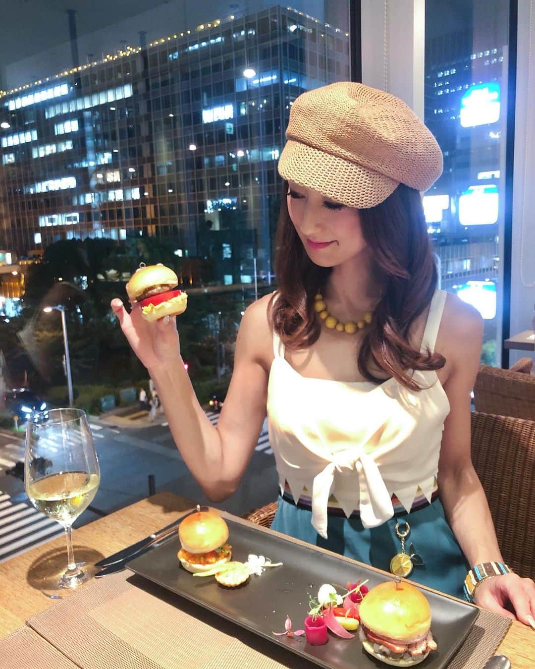 彩耶さんのインスタグラム写真 - (彩耶Instagram)「先日、ヒルトンプラザウエスト内にある 大人の雰囲気のイタリアンカフェ"  ig  cafe "  @igcafe_ に行ってきました💕 ・ お写真たくさんあるので 横に👆➡︎swipe してね❣️ ・ ゆったりとしたお洒落な空間が広がっていて、まるでホテルのラウンジのようでした✨ ・ ・ 夜景がとっても素敵なお席に 案内して頂きました🌃✨ まずはシャンパンで Cheers〜🥂 ・ 私は、パスタをSelect🍝お友達はハンバーガー …  ２つのコースをそれぞれ 頂きました🍴✨ ・ ・ 少しずついろいろな種類を頂けるのが、嬉しいですよね😉 ・ 目にも美しいお料理が次々と目の前に並べられ、ワクワクでした (≧▽≦) どれも本格的なお味で 本当に美味しすぎました😋💓 ・ ・ 【Pasta Selection】 ☑︎桃の冷静スープ🍑 ローズマリー風味 ☑︎半熟卵 レタススパイス（本日の前菜） ☑︎パスタ5種 ・conchiglioni →豚肉 リコッタ ピスタチオ ・spaghetti → イカ ライム コラトゥーラ ・rigatoni →ジェノヴェーゼ モッツァレラ ・ravioli→ 卵黄 グランチャーレ ペコリーノ ・fettuccine → ラグー ☑︎Dolce ミニパフェ ☑︎食後のお飲み物 ・ ・ 詳しくは⬇︎ http://www.hiltonplaza.com/shop/detail/ ご覧になって下さいね❗️ ・ ・ 私のお気に入りのパスタはジェノヴェーゼ💚 モッツァレラチーズとの相性が最高っ🙌❤️ ・ お友達の🍔も少し頂いちゃいました🙈笑💕 鴨のハンバーガーがとっても美味しかった〜🤤❤️ ・ ・ Pasta Selectionには、食後にドルチェも付いていました💓 フランボワーズとチョコレートのパフェ、ほんととろけるような美味しさ〜🍨 ・ ・ ジャズが流れる落ち着いた雰囲気の中🍷✨ お料理にワイン、ドルチェまで… ゆっくりとお話もでき、楽しい時間を過ごすことができました😌✨ ・ ・ 実はこのあと、オススメのパルフェ を追加でオーダーしちゃったんです🙈💕💕 ・ また後日、postしますね〜😉✨ ・ ・ 駅近でとっても便利ですし、是非皆さんも一度 足を運んでみて下さいね❗️ ・ ・ ・ " ig cafe "  イグカフェ 住所  大阪府大阪市北区梅田2-2-2 ヒルトンプラザウエスト3F ℡  06-6452-1919 ・ ・ ・ @thehiltonplazaa_official #igcafe #イグカフェ #ヒルトンプラザウエスト #hiltonplazawest #ヒルトンプラザ #hiltonplaza #西梅田 #梅田カフェ #大阪 #大阪カフェ #イタリアンカフェ #女子会 #大人女子 #アフタヌーンティー #ランチ #ディナー #カフェ #バール #モデル #model #神戸 #kobe #インフルエンサー #インスタグラマー  #フォロー #followme #フォローミー #beauty #お洒落さんと繋がりたい」8月9日 19時13分 - 3aya11