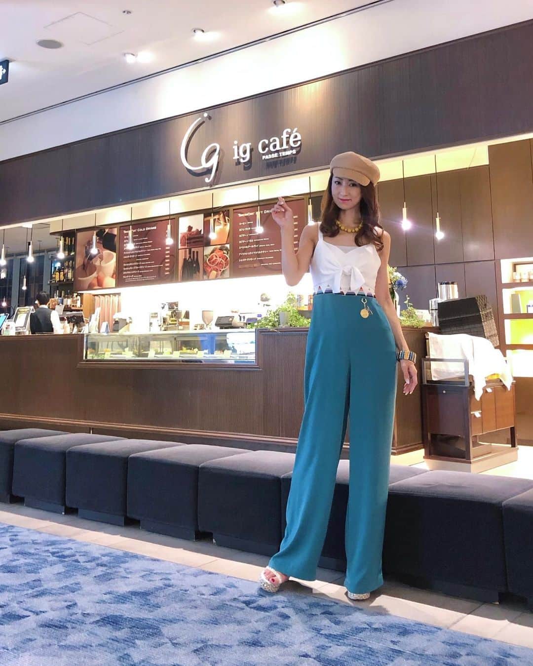 彩耶さんのインスタグラム写真 - (彩耶Instagram)「先日、ヒルトンプラザウエスト内にある 大人の雰囲気のイタリアンカフェ"  ig  cafe "  @igcafe_ に行ってきました💕 ・ お写真たくさんあるので 横に👆➡︎swipe してね❣️ ・ ゆったりとしたお洒落な空間が広がっていて、まるでホテルのラウンジのようでした✨ ・ ・ 夜景がとっても素敵なお席に 案内して頂きました🌃✨ まずはシャンパンで Cheers〜🥂 ・ 私は、パスタをSelect🍝お友達はハンバーガー …  ２つのコースをそれぞれ 頂きました🍴✨ ・ ・ 少しずついろいろな種類を頂けるのが、嬉しいですよね😉 ・ 目にも美しいお料理が次々と目の前に並べられ、ワクワクでした (≧▽≦) どれも本格的なお味で 本当に美味しすぎました😋💓 ・ ・ 【Pasta Selection】 ☑︎桃の冷静スープ🍑 ローズマリー風味 ☑︎半熟卵 レタススパイス（本日の前菜） ☑︎パスタ5種 ・conchiglioni →豚肉 リコッタ ピスタチオ ・spaghetti → イカ ライム コラトゥーラ ・rigatoni →ジェノヴェーゼ モッツァレラ ・ravioli→ 卵黄 グランチャーレ ペコリーノ ・fettuccine → ラグー ☑︎Dolce ミニパフェ ☑︎食後のお飲み物 ・ ・ 詳しくは⬇︎ http://www.hiltonplaza.com/shop/detail/ ご覧になって下さいね❗️ ・ ・ 私のお気に入りのパスタはジェノヴェーゼ💚 モッツァレラチーズとの相性が最高っ🙌❤️ ・ お友達の🍔も少し頂いちゃいました🙈笑💕 鴨のハンバーガーがとっても美味しかった〜🤤❤️ ・ ・ Pasta Selectionには、食後にドルチェも付いていました💓 フランボワーズとチョコレートのパフェ、ほんととろけるような美味しさ〜🍨 ・ ・ ジャズが流れる落ち着いた雰囲気の中🍷✨ お料理にワイン、ドルチェまで… ゆっくりとお話もでき、楽しい時間を過ごすことができました😌✨ ・ ・ 実はこのあと、オススメのパルフェ を追加でオーダーしちゃったんです🙈💕💕 ・ また後日、postしますね〜😉✨ ・ ・ 駅近でとっても便利ですし、是非皆さんも一度 足を運んでみて下さいね❗️ ・ ・ ・ " ig cafe "  イグカフェ 住所  大阪府大阪市北区梅田2-2-2 ヒルトンプラザウエスト3F ℡  06-6452-1919 ・ ・ ・ @thehiltonplazaa_official #igcafe #イグカフェ #ヒルトンプラザウエスト #hiltonplazawest #ヒルトンプラザ #hiltonplaza #西梅田 #梅田カフェ #大阪 #大阪カフェ #イタリアンカフェ #女子会 #大人女子 #アフタヌーンティー #ランチ #ディナー #カフェ #バール #モデル #model #神戸 #kobe #インフルエンサー #インスタグラマー  #フォロー #followme #フォローミー #beauty #お洒落さんと繋がりたい」8月9日 19時13分 - 3aya11